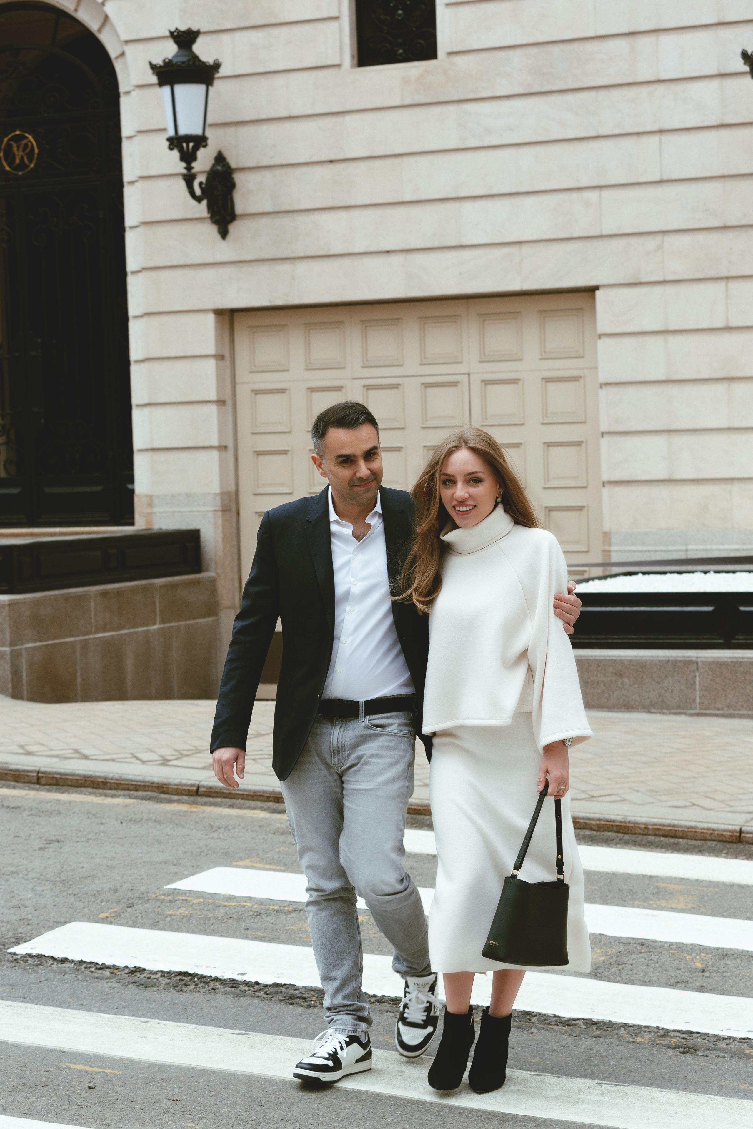 Портрет влюблённой пары на фоне архитектуры с тенями — фотосессия пары в Москве в стиле уличной моды