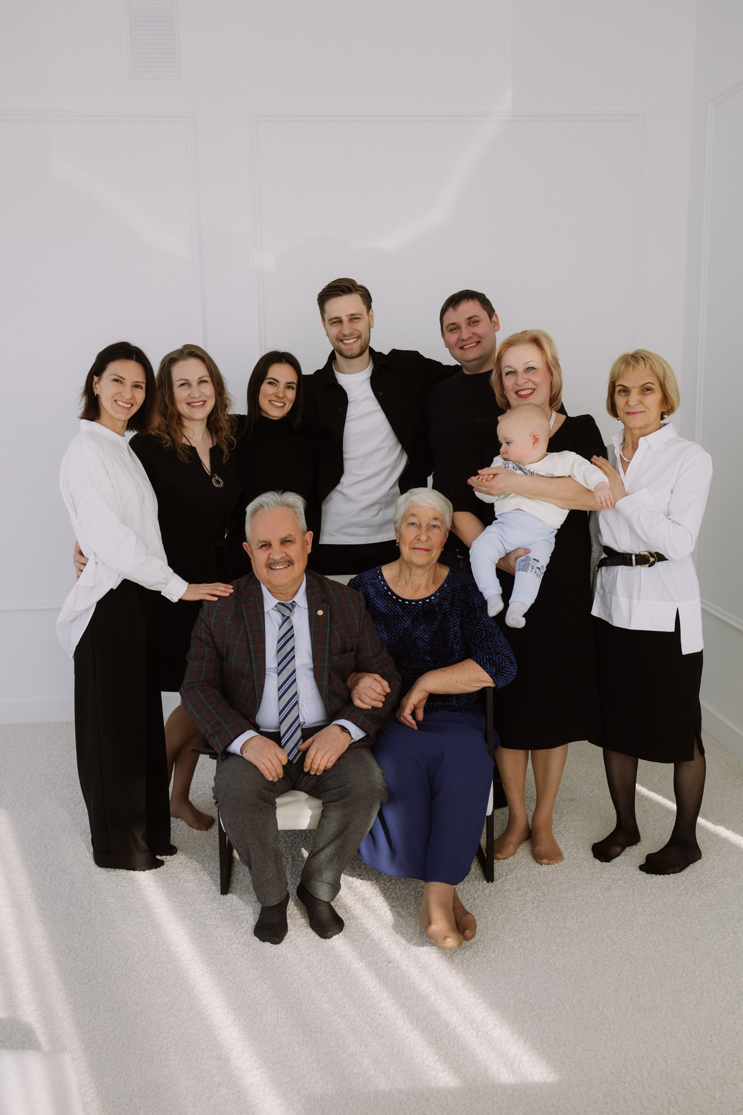 Студийная. Большая семья. Фотограф Уфа Башкирия Мухаметянова Алина. Свадебный семейный портретный