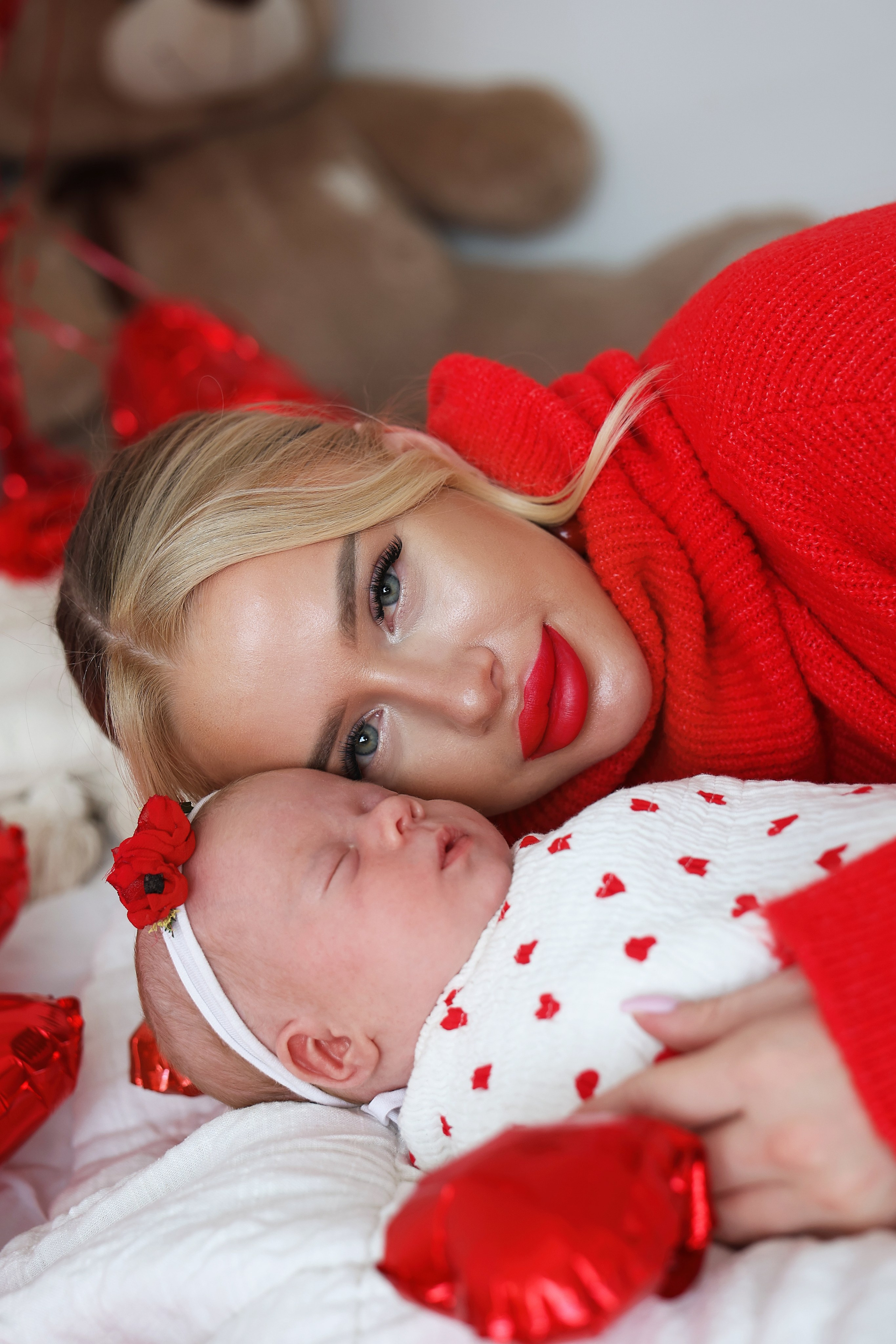 Съемка в стиле ньюборн с мамой. Фотосъемка выписки из роддома в Москве, заказать фотографа на выписку ньюборн съемка в роддоме newborn фотограф в Юдино