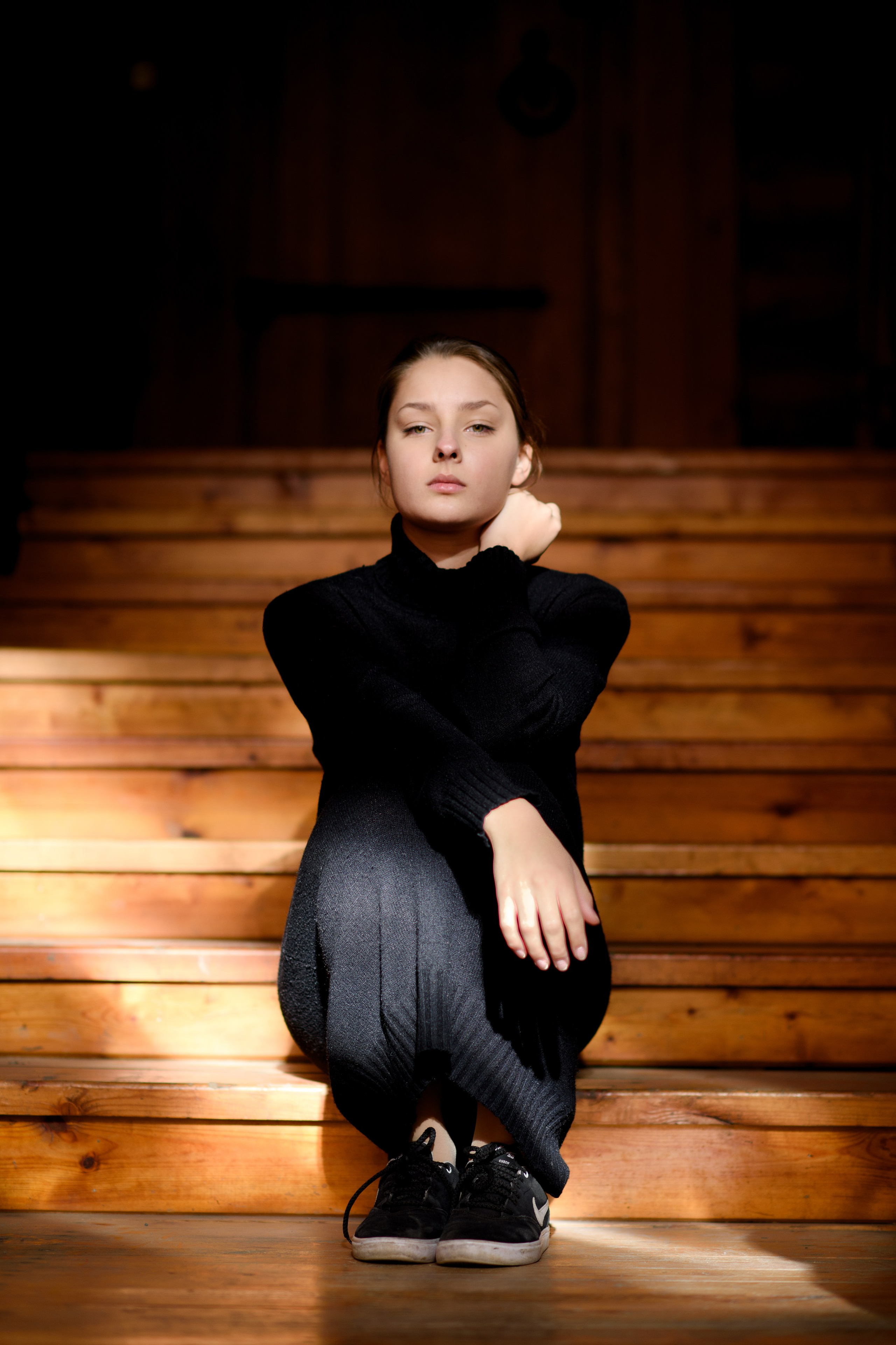 Фотосессия девочки подростка в Коломенском в темном ключе. Главная