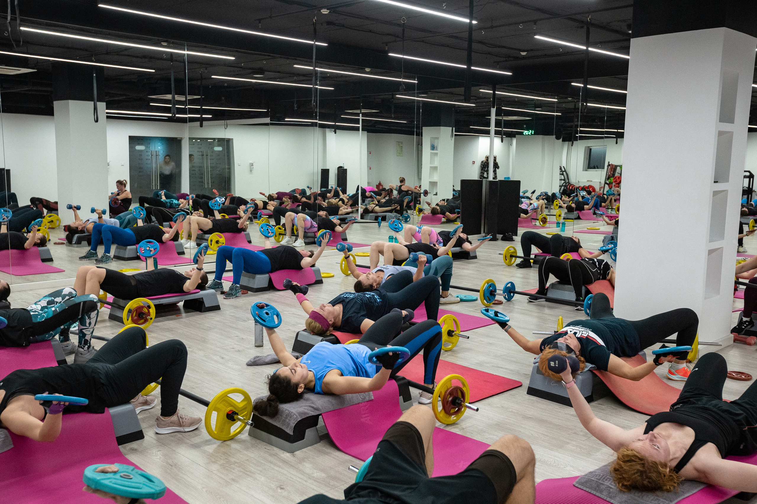 Групповая тренировка кросс-фит