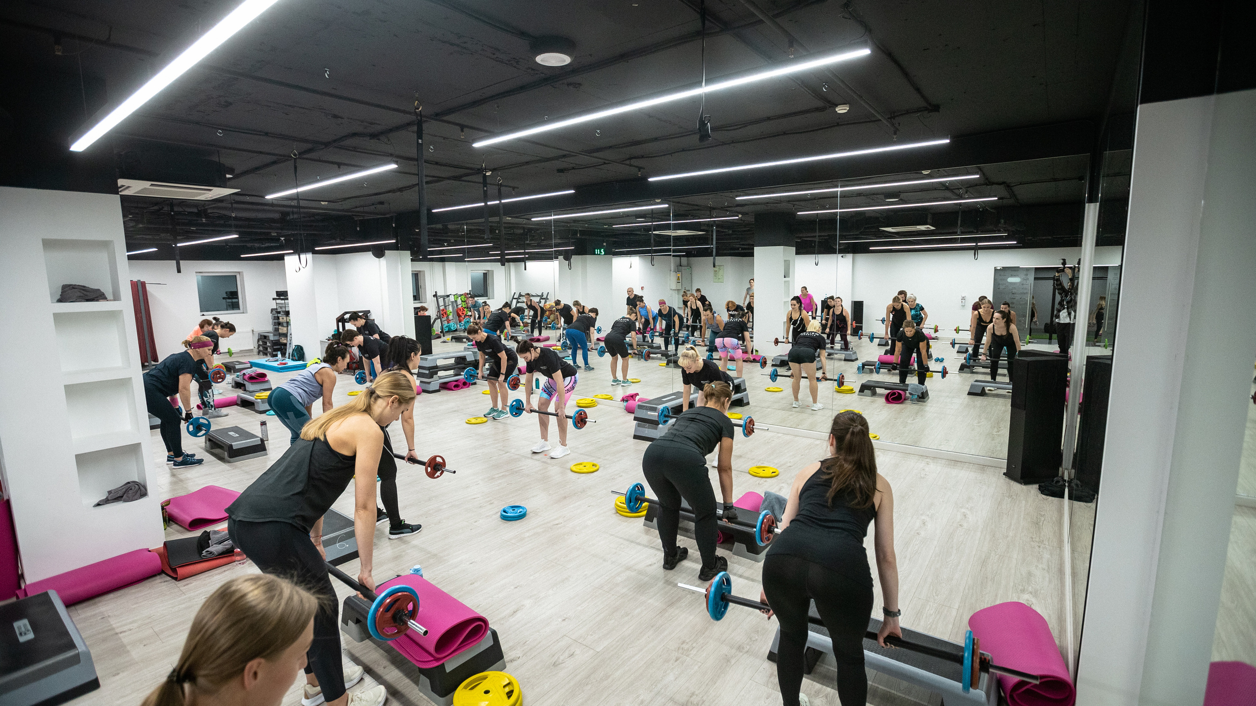 Групповая тренировка кросс-фит