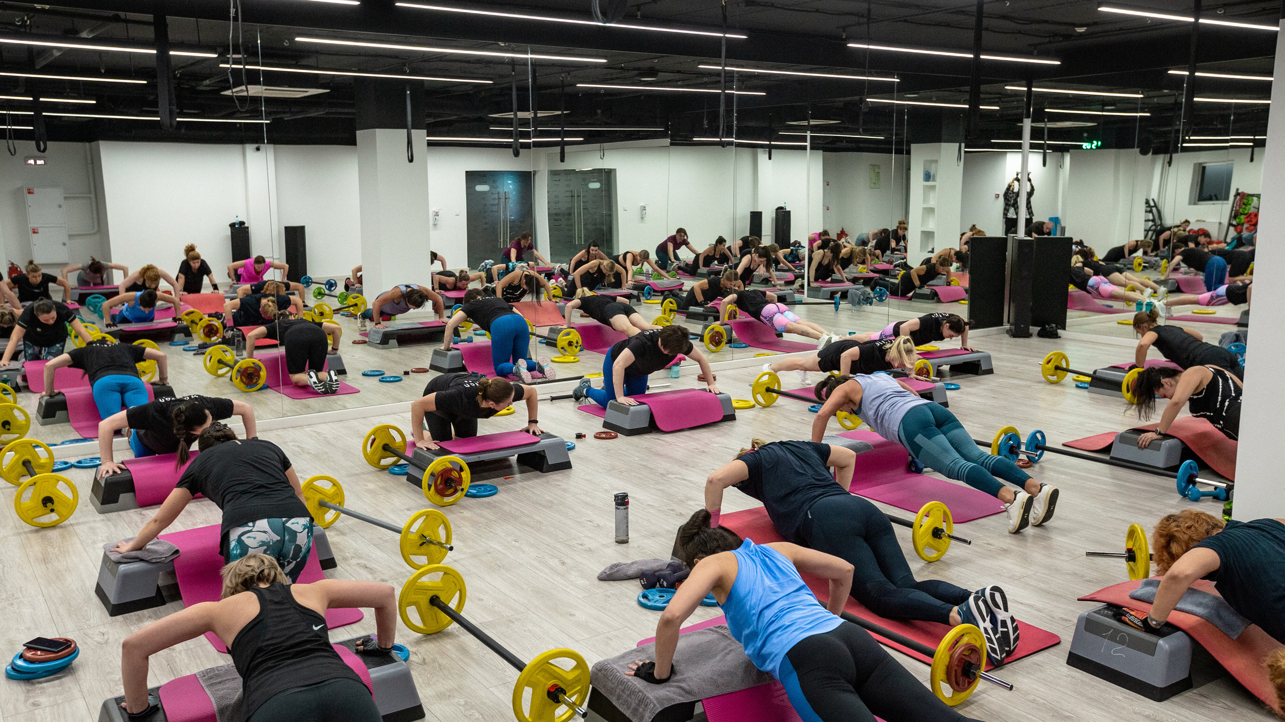 Групповая тренировка кросс-фит