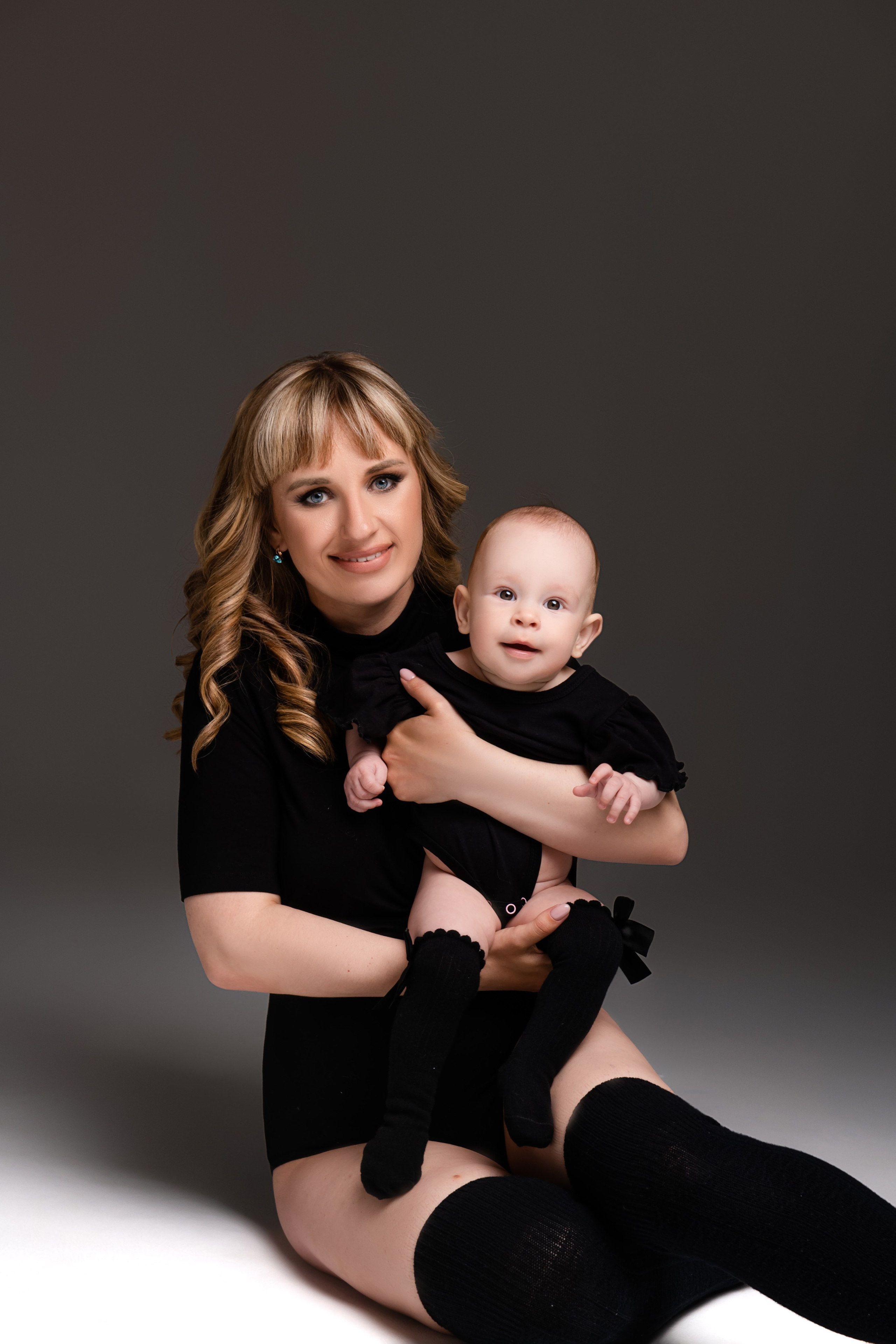 Боди 42-46 черное плюс гольфы. Фотограф Анна Качан