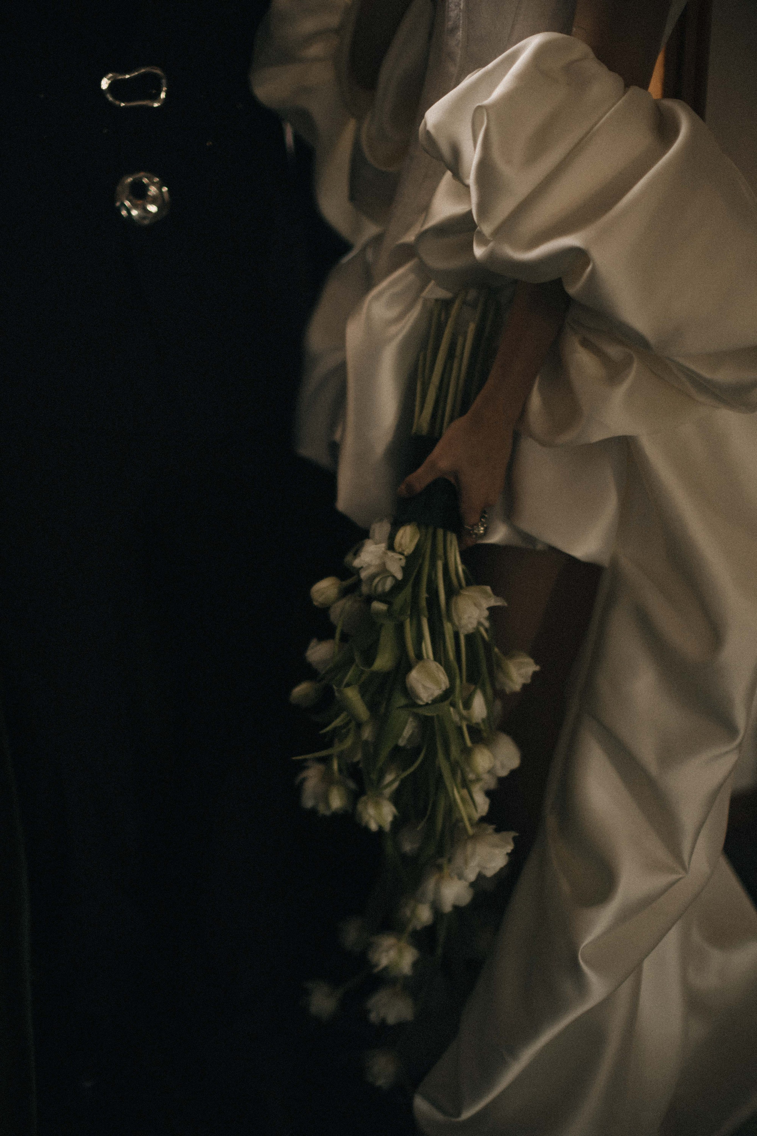 Счастливая пара позирует на свадебной фотосессии на фоне зеленой ткани в театре ,фэшн съемка ,топ 100 — свадебный фотограф Алена Межевова