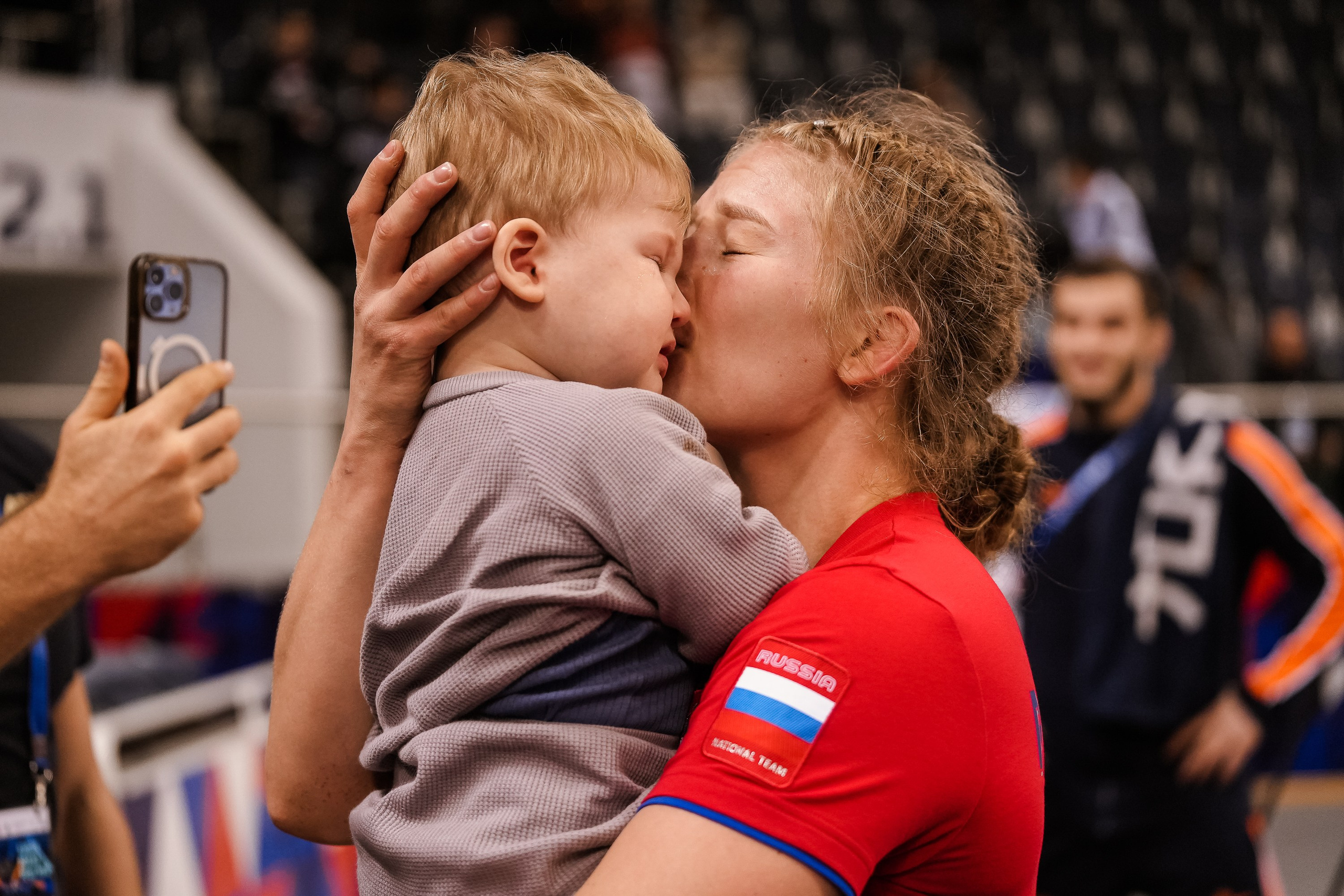 Динара Кудаева целует своего сына после победы на кубке Ивана Ярыгина