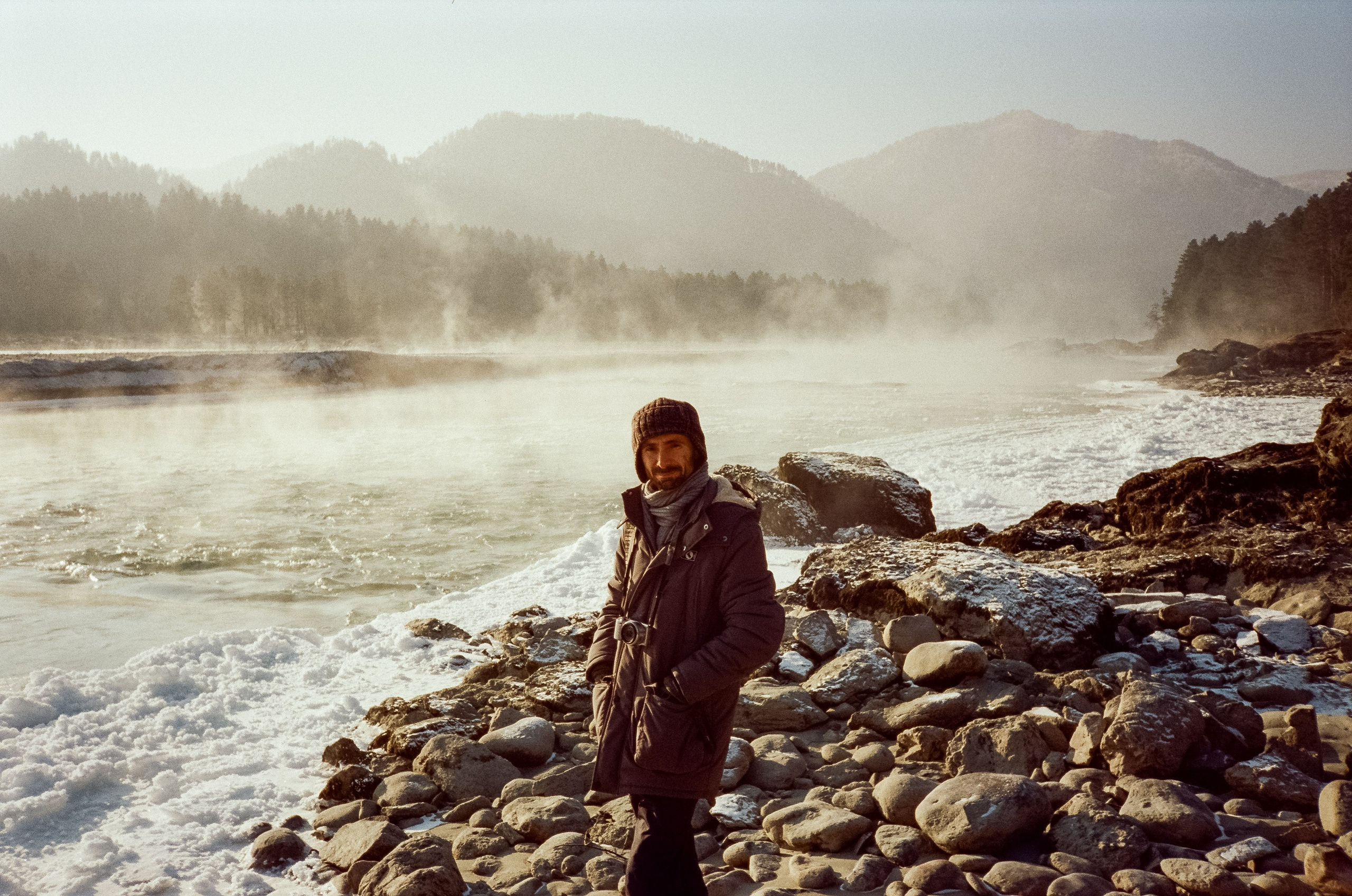 База Берель: лес, скалы, пляж, снег и лед, солнце и пар на Катуни. Фотограф-документалист Мария Осокина