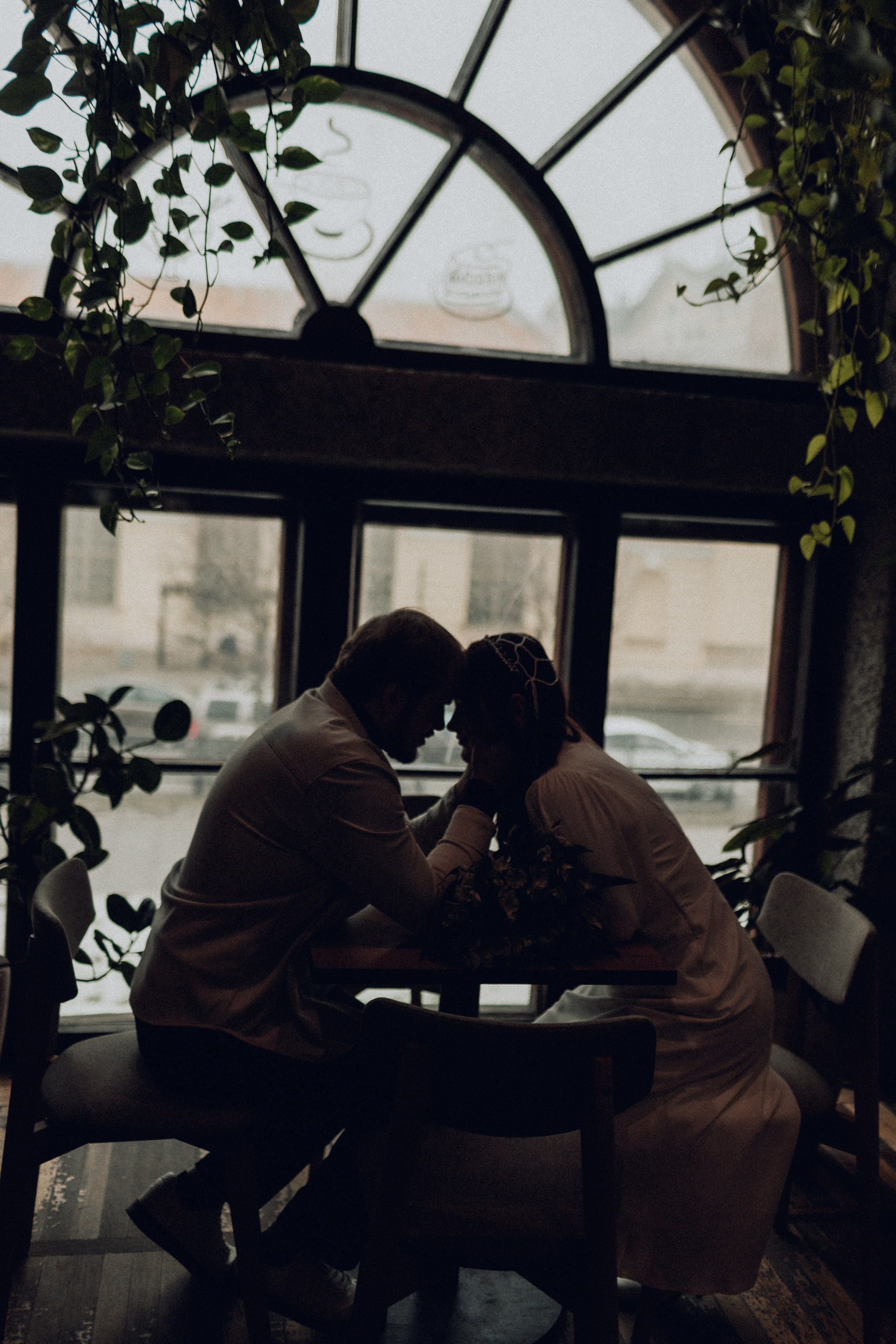 свадебная фотосессия в оранжерее идеи для свадебной фотосессии в холодную погоду киношные кадры камерная свадьба фотограф никитенко анастасия artsnastas 