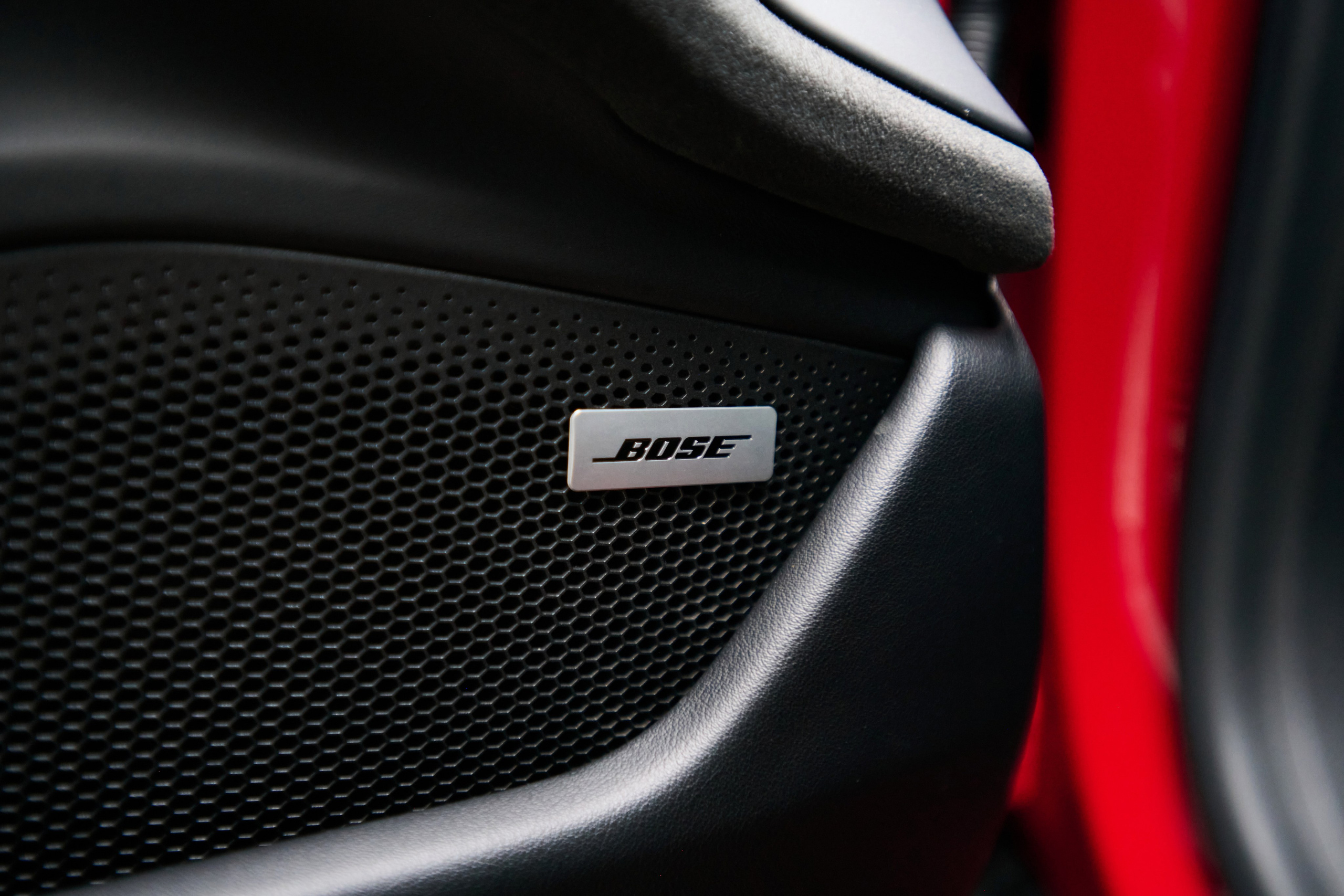 Акустика Bose в салоне Porsche Taycan GTS крупным планом