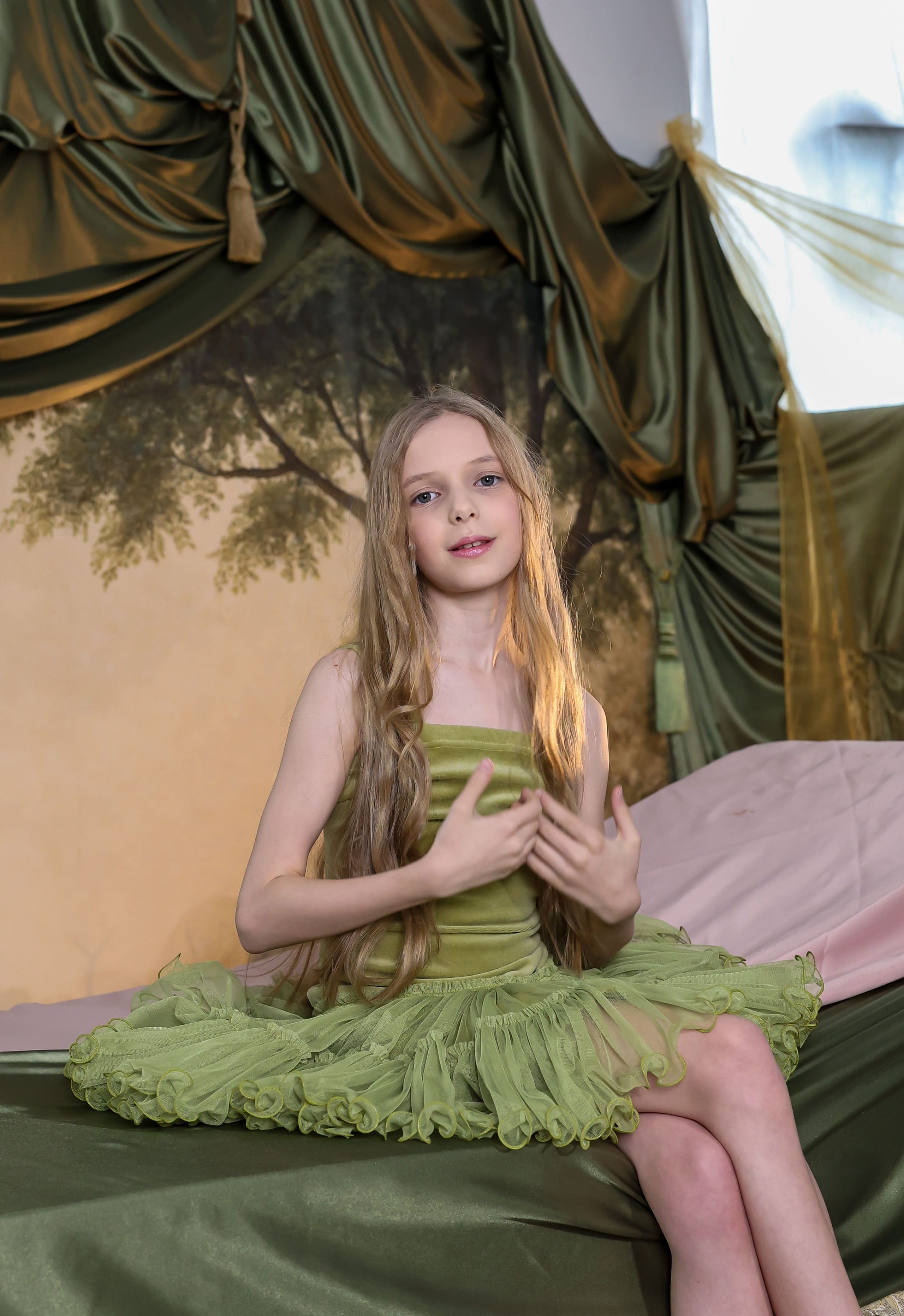 девочка в зелёном платье на фоне драпировок, художественная детская съёмка, фотограф Карасёва Елена
