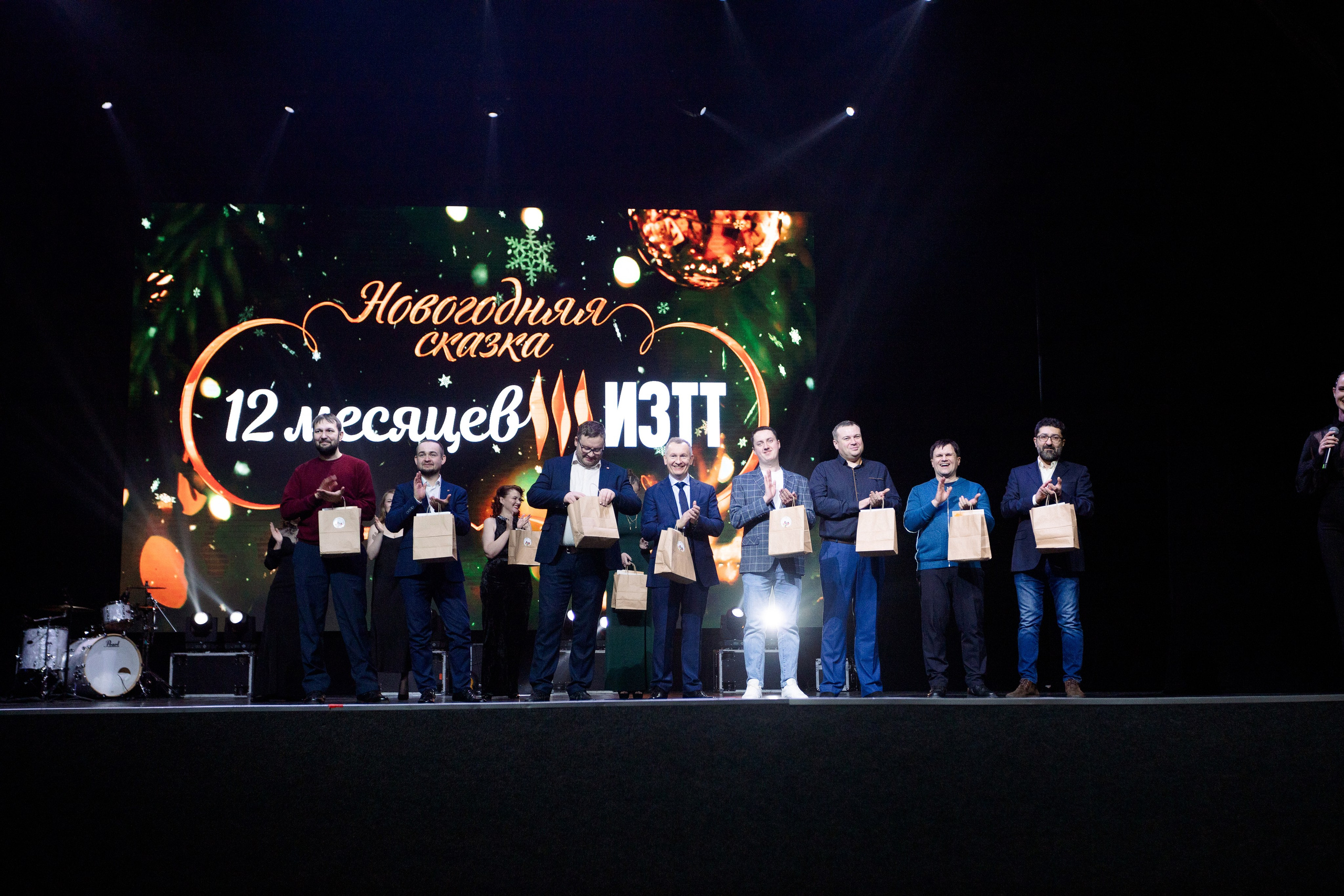 РЕПОРТАЖ: НОВЫЙ ГОД В ДК МЕТАЛЛУРГ. Профессиональный фотограф в Ижевске Леша Петров