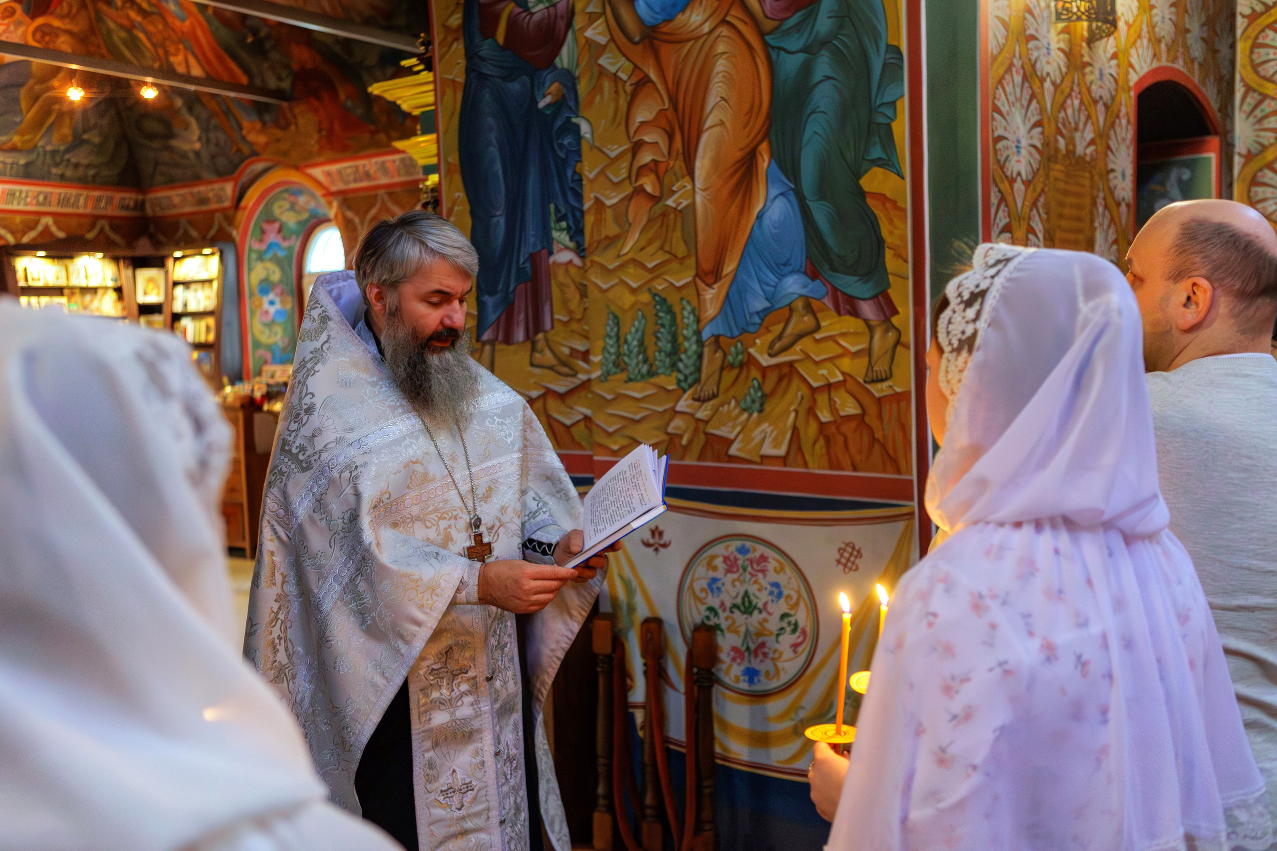 Крещение младенца, Священник читает молитву