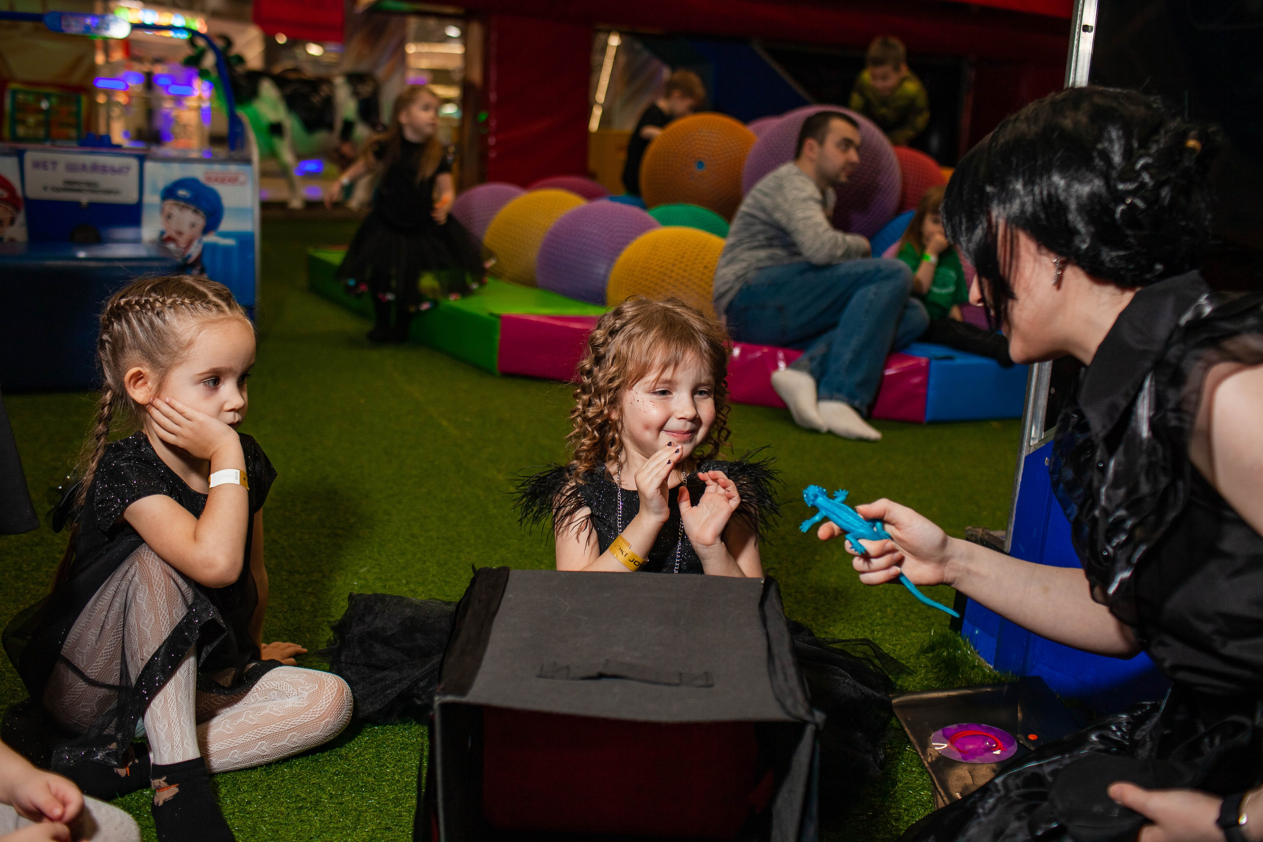 День Рождения Анечки в стиле Уэнсдей. Детский и семейный фотограф в Санкт-Петербурге Елизавета Сорокина