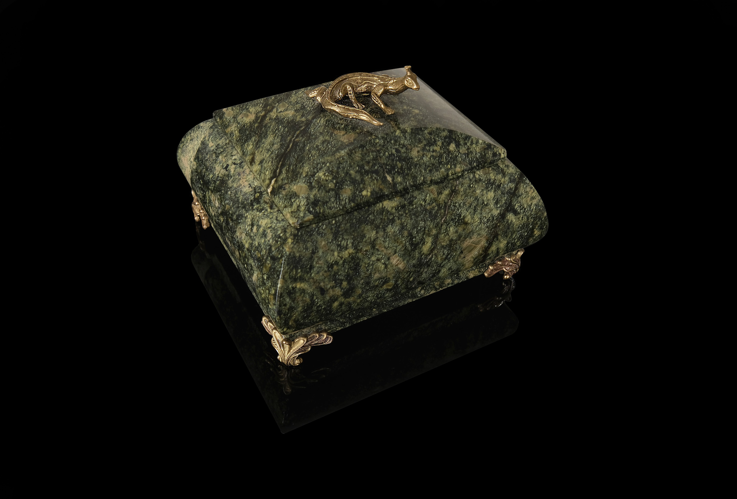 Фотосъемка шкатулки из малахита с саламандрой для повышения продаж в профессиональной фотостудии. Сделана фотографом Гурьяновой Ольгой в Москве.