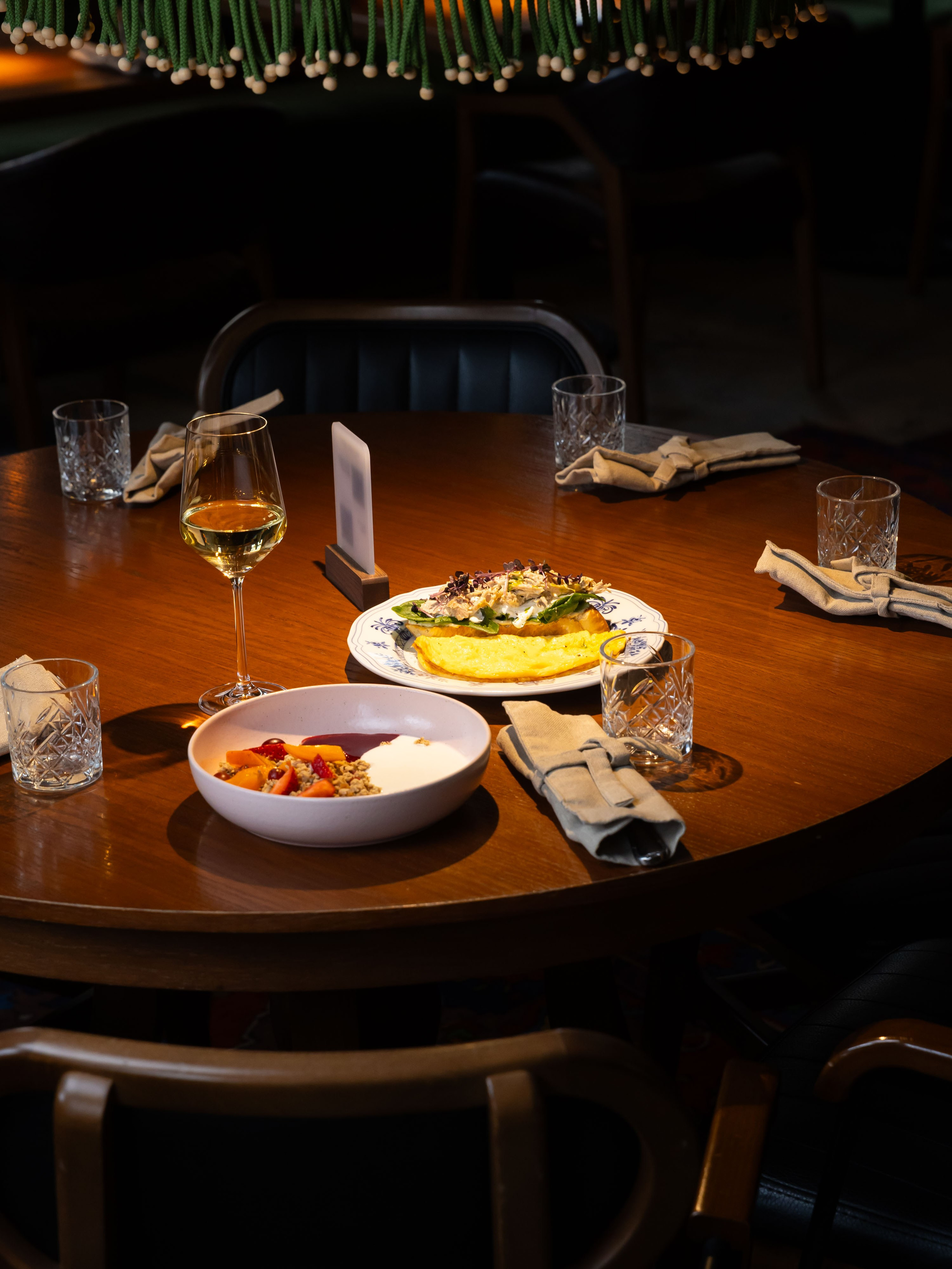 27.02.2026 Нино играет в домино. ФОТОГРАФ ВИНОГРАДОВА ДАРЬЯ