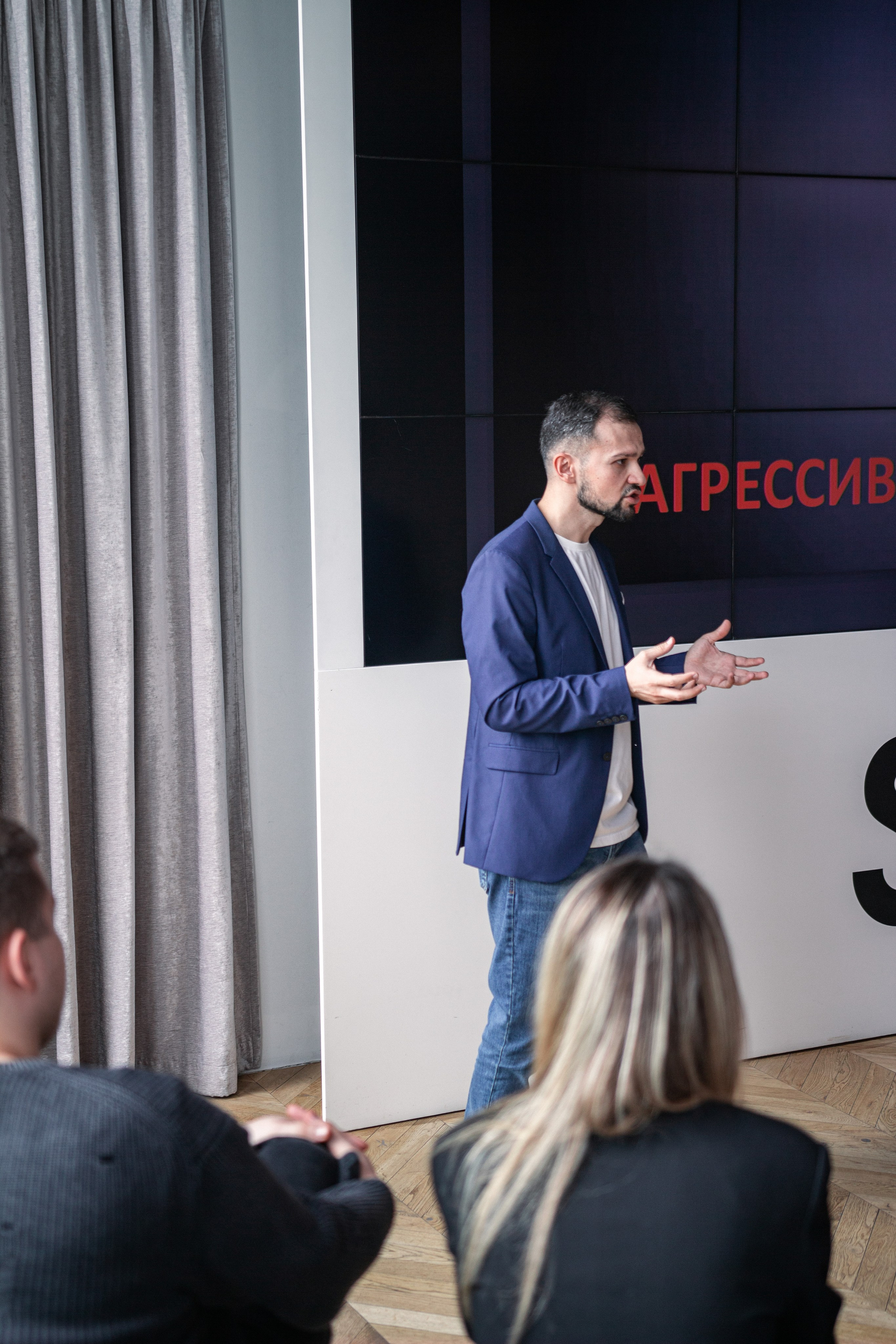 Планерка компании недвижимости. Фотограф Москва — личные фотосессии, лавстори в студии