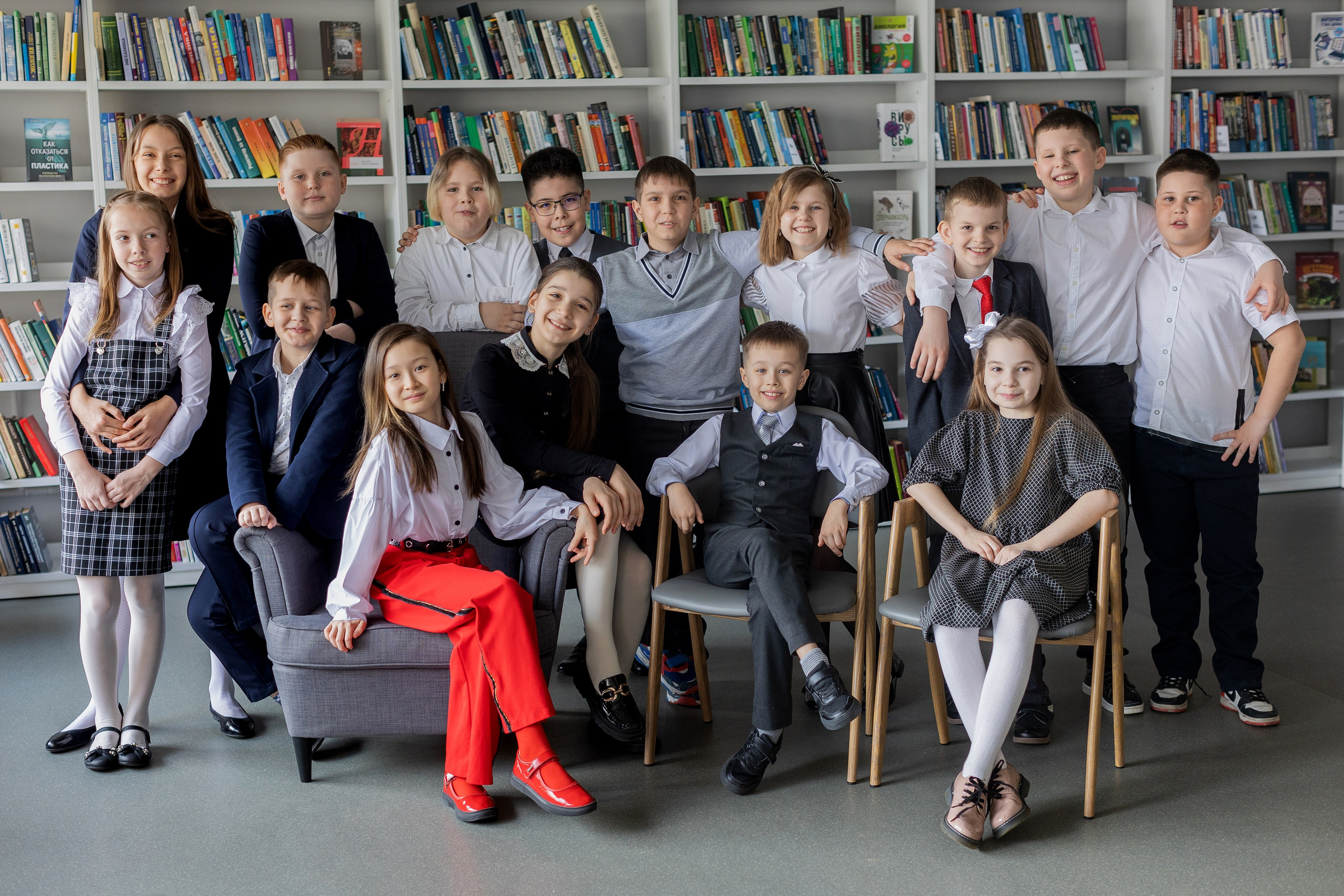 Группа детей фотографируются в библиотеке