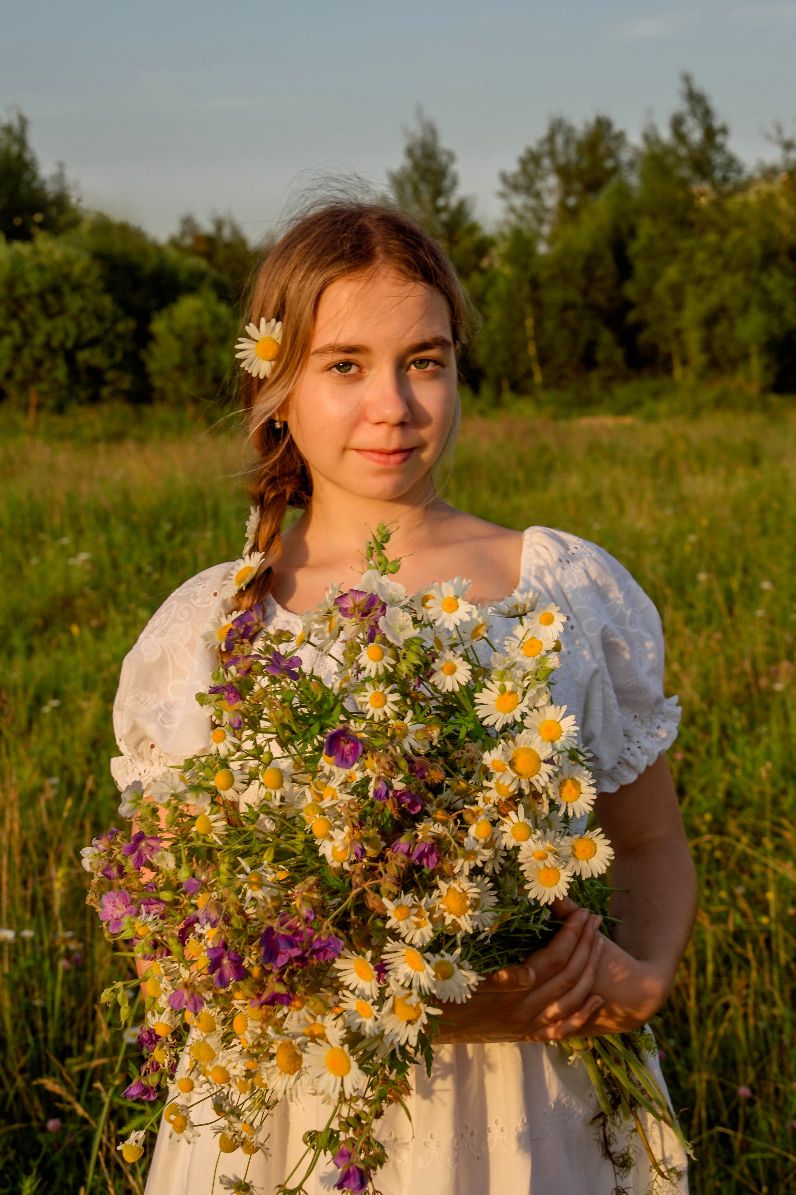 девушка с букетом ромашек. Фото Юлия Щедрина