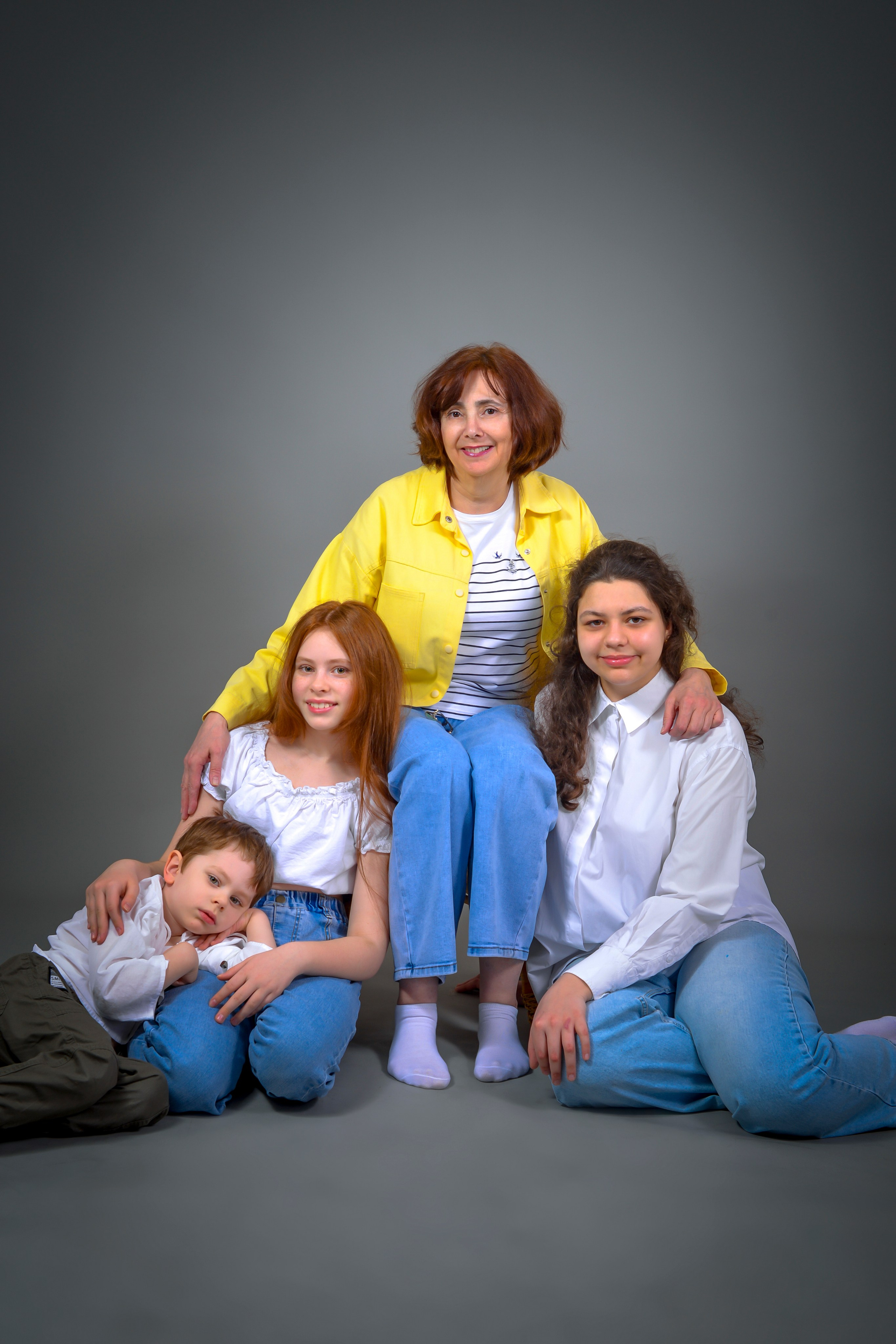 ДОЧКИ, ВНУЧКИ, БАБУШКА. Фотограф Юлия Антушева