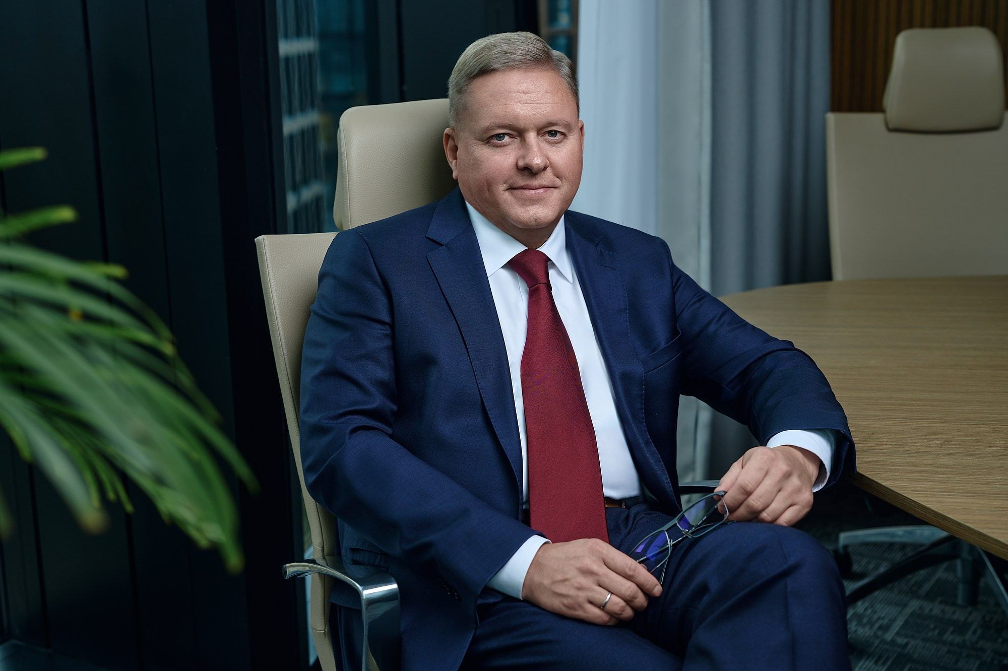 Headshot, портрет в интерьере офиса, командная съёмка, репортажный портрет в рабочей обстановке. Промышленная и репортажная фотография