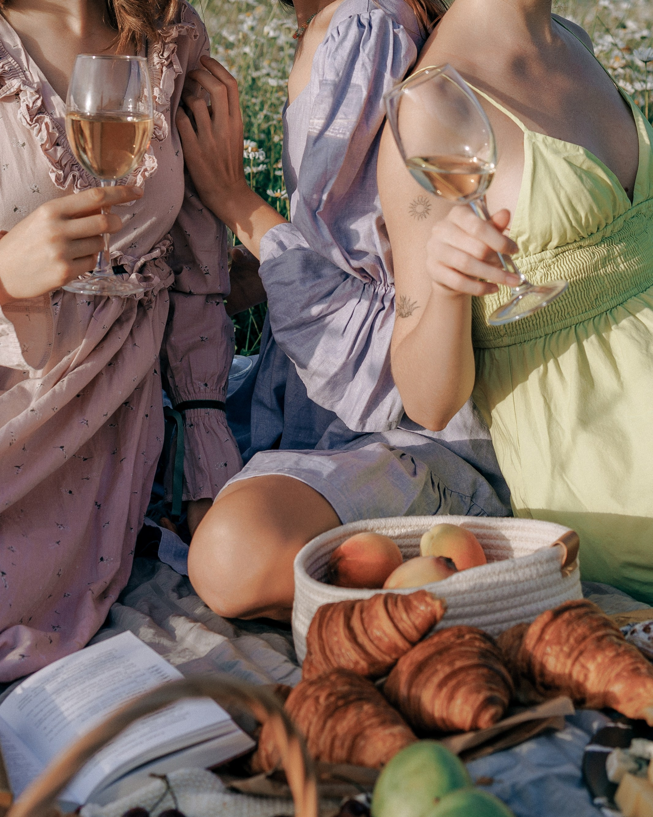 Picnic in the chamomile field in Georgia. Fedor Lemeshko — Destination Wedding and Family Lifestyle photographer
