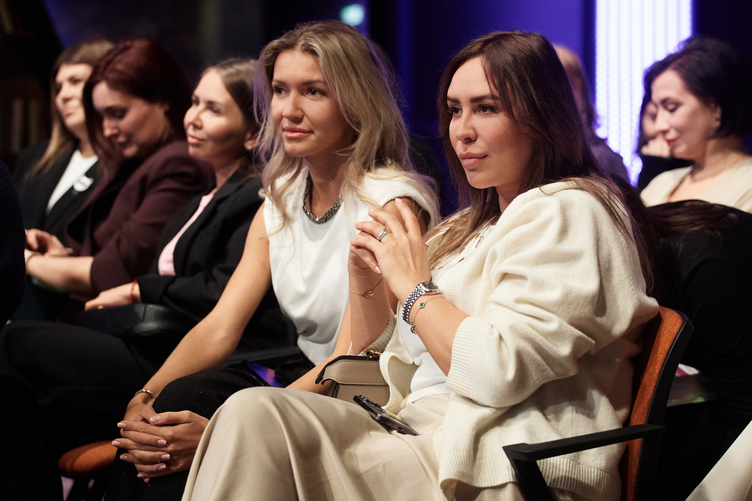 Репортажная фотосъемка в тёмном помещении с дополнительным светом. КонТайм: профессиональная съемка для организаций