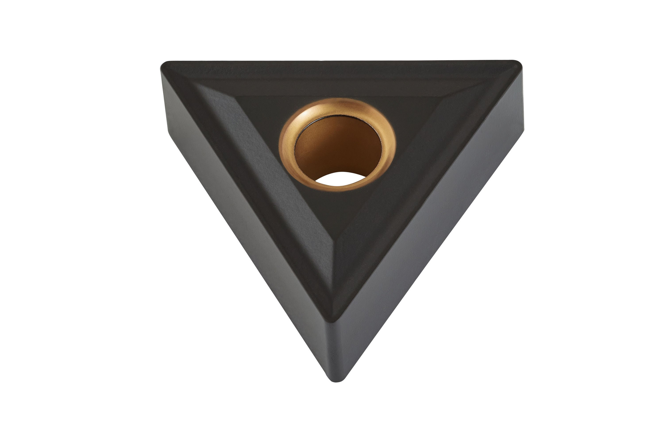 Макросъемка трехгранной режущей пластины, видна вершина