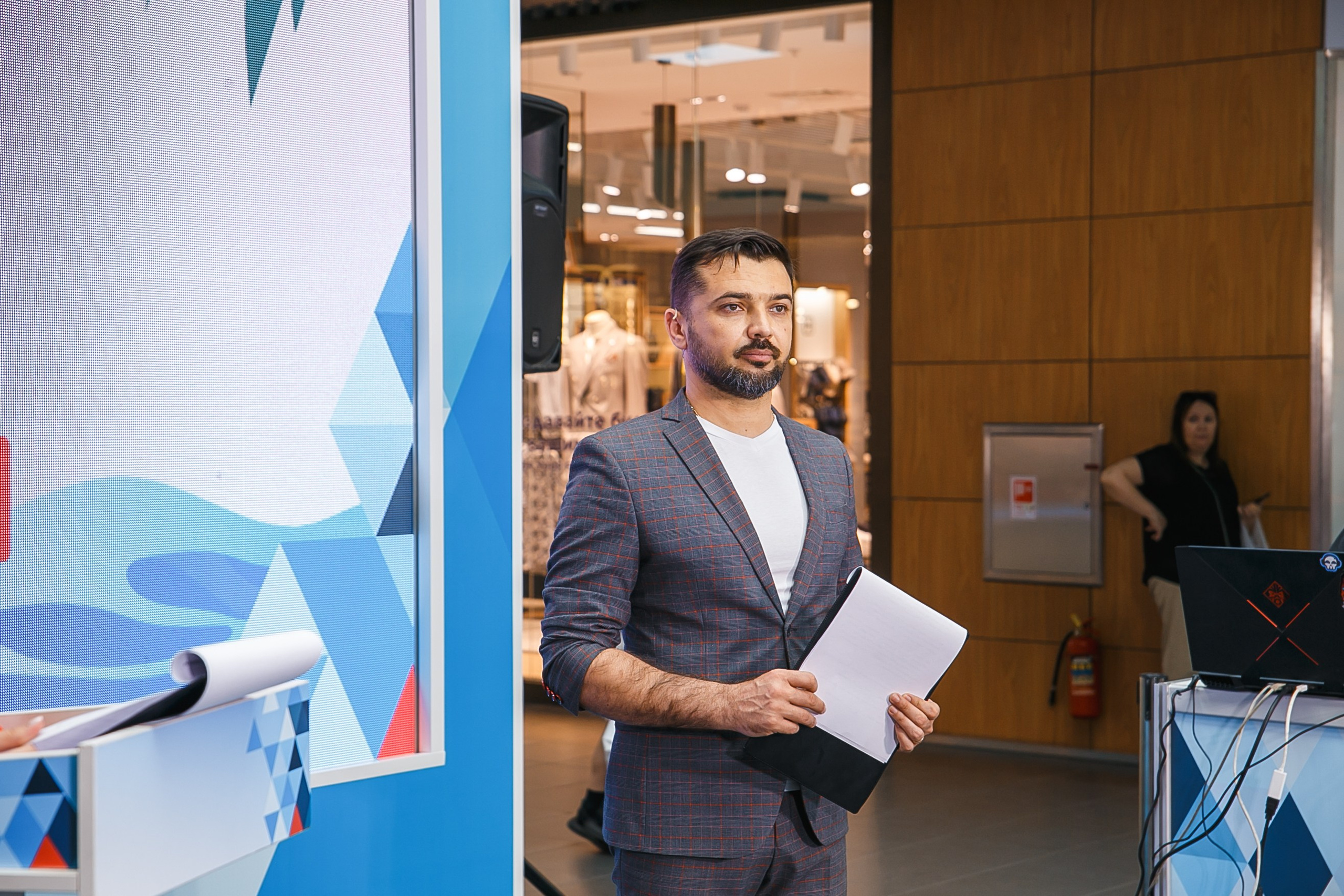 Розыгрыш подарков в ВТЦ. Событийный фотограф Максим Бескоровайновнов