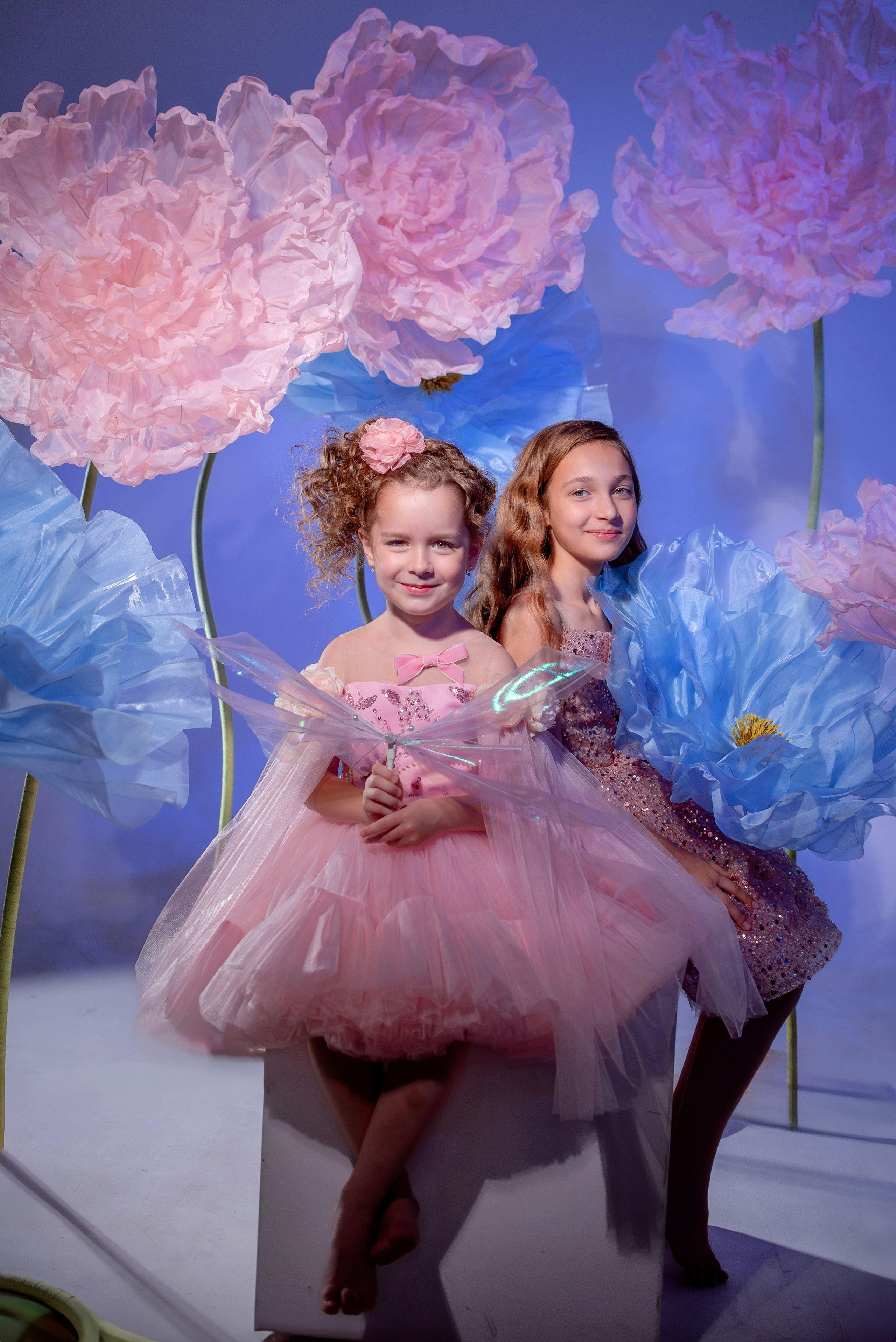 Фотосессия с большими цветами для детей, детский фотопроект. Детский студийный фотограф Сочи