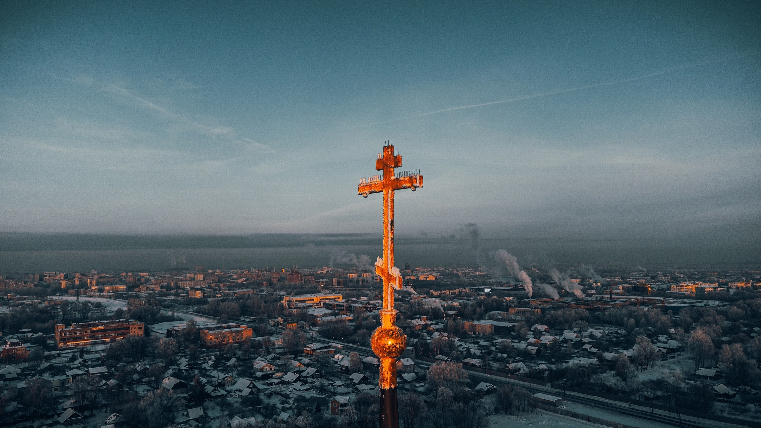 Зимний город, крест от церкви, красный перекоп
