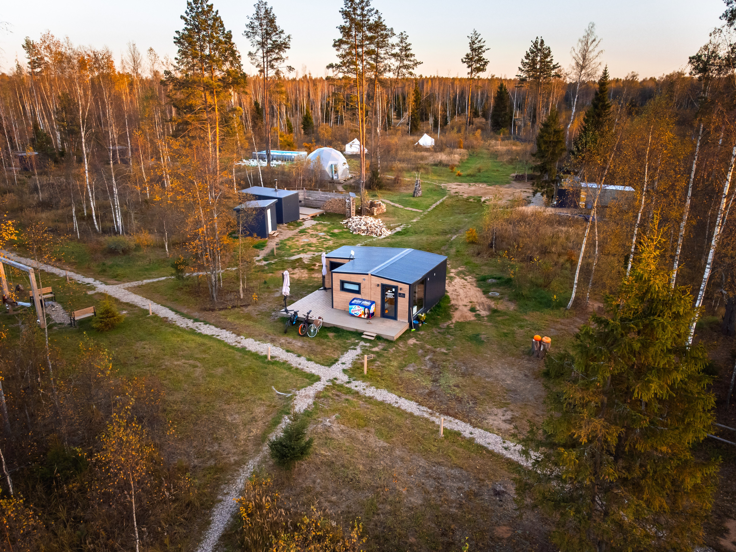дом ресепшн, трава, осень, лес, природа, база отдыха, загородный клуб, "ПОБЕГ ИЗ ГОРОДА", день
