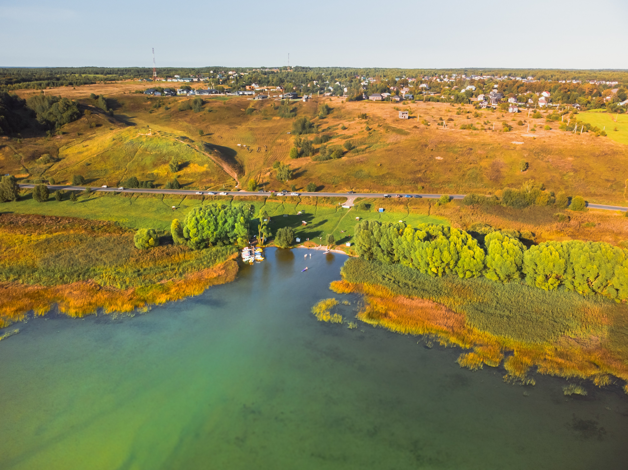 Переславль - Залесский, Загородный клуб "ОЗЕРО", Плещеево озеро, национальный парк, небо, трава, лето, день, люди с палатками