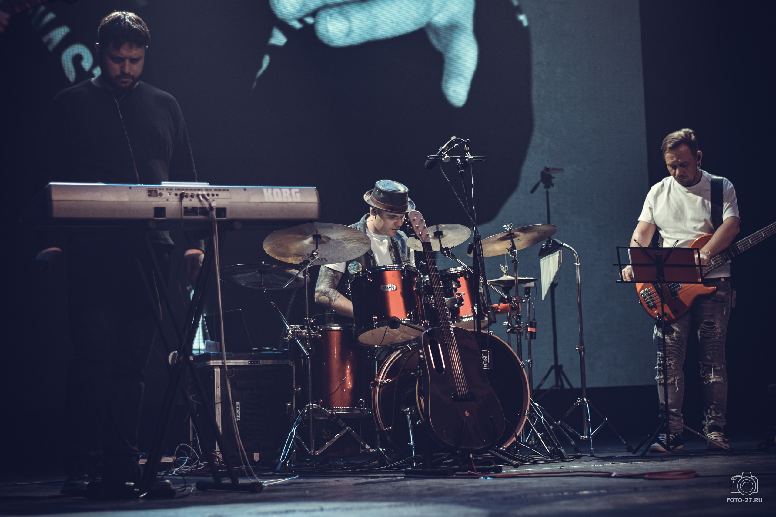 Антон Курдюмов фотограф в Хабаровске Рина Курдюмова фото27 foto27 Антон Дорофеев репортажный репортаж документалист Тони и Рина фотосоздатели ПаПаРоК Философия и любовь сольный концерт ОДОРА Хабаровск