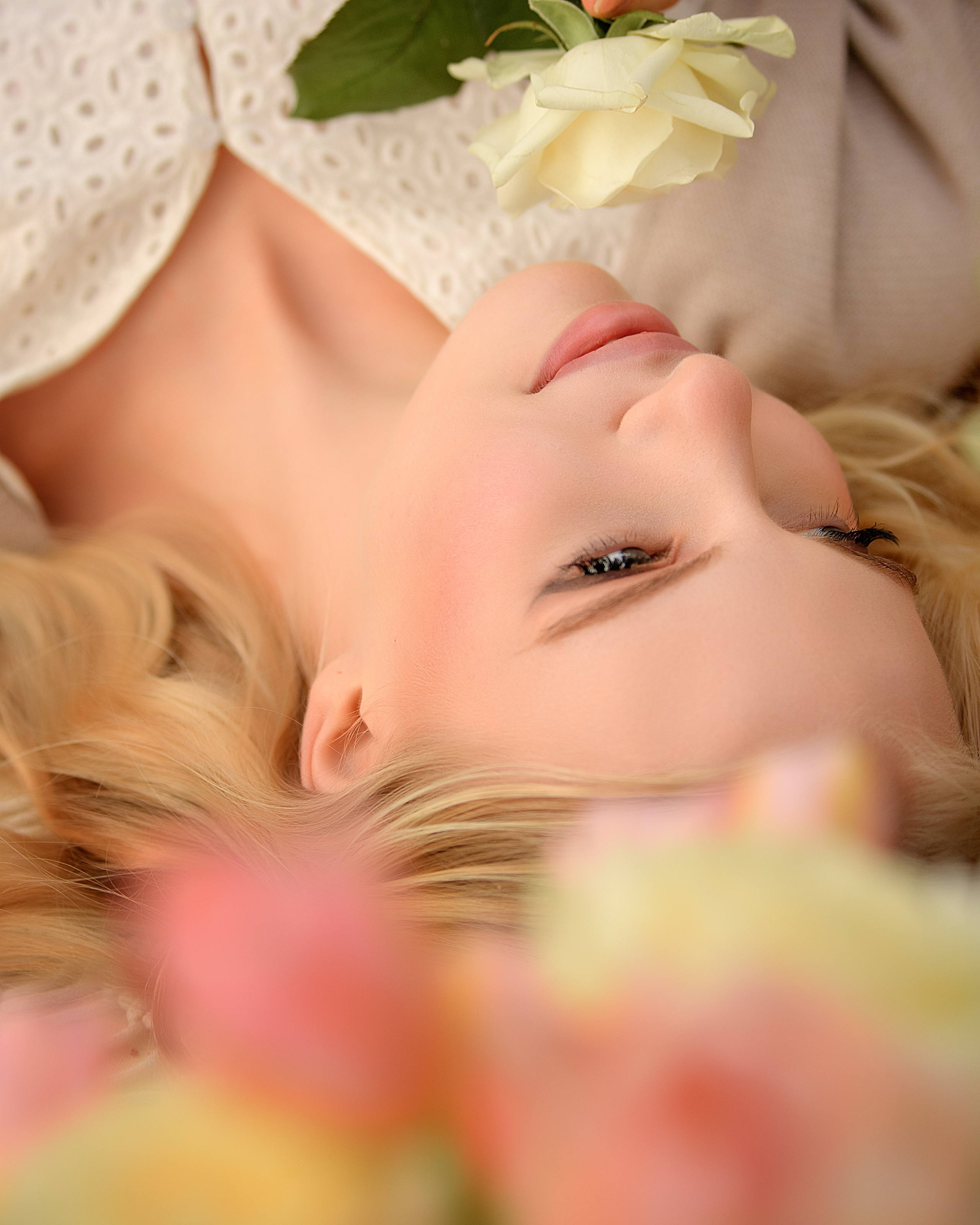 Фотосессия девушки в цветении в музее-заповеднике Коломенское. Женский фотограф в Москве Богдашкина Динара