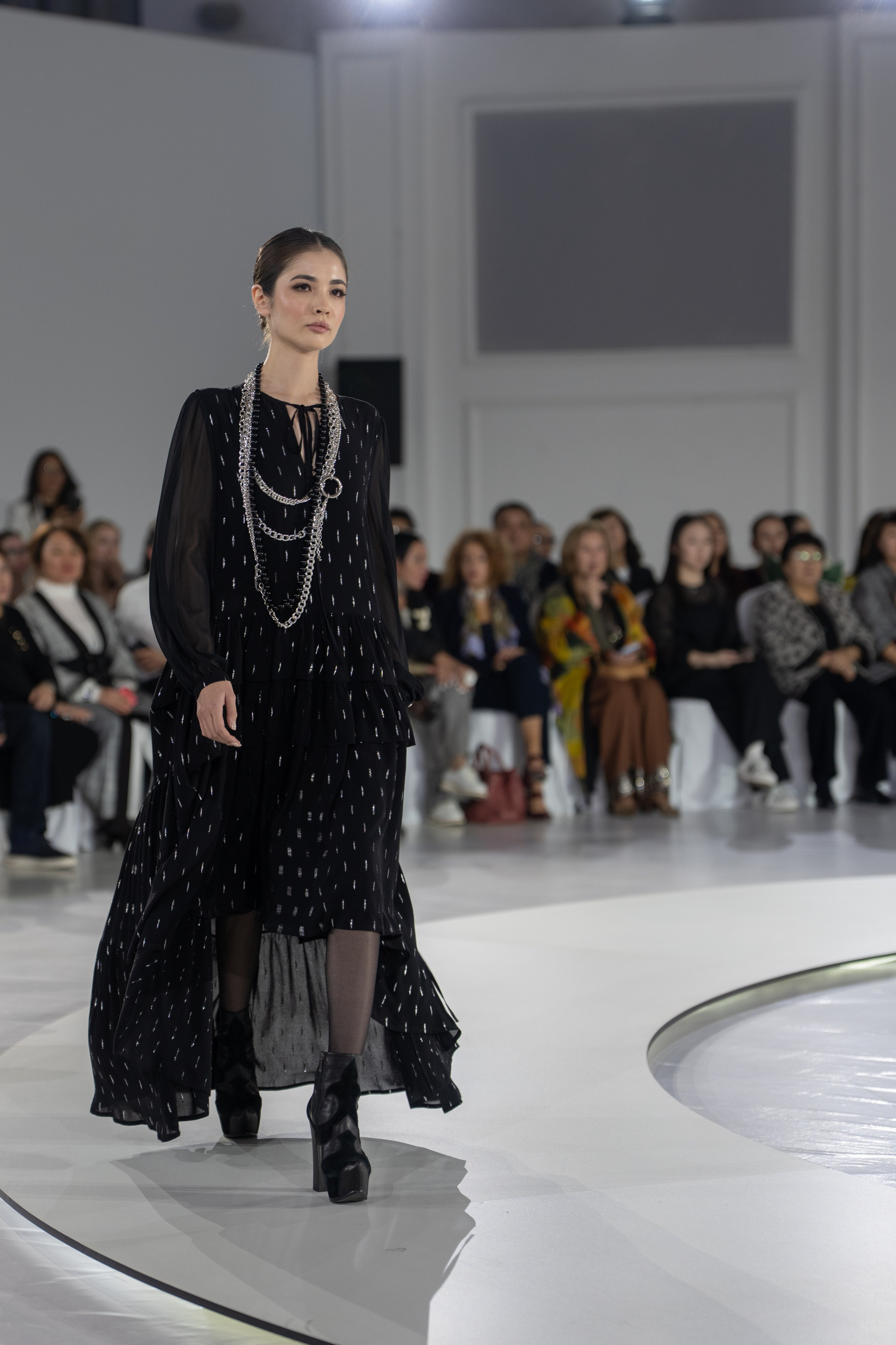 Дизайнер Yerlan Zholdas bek. Сайт Алматинского НЮ АРТ, будуар и фэшн фотографа Дениса Карпенко