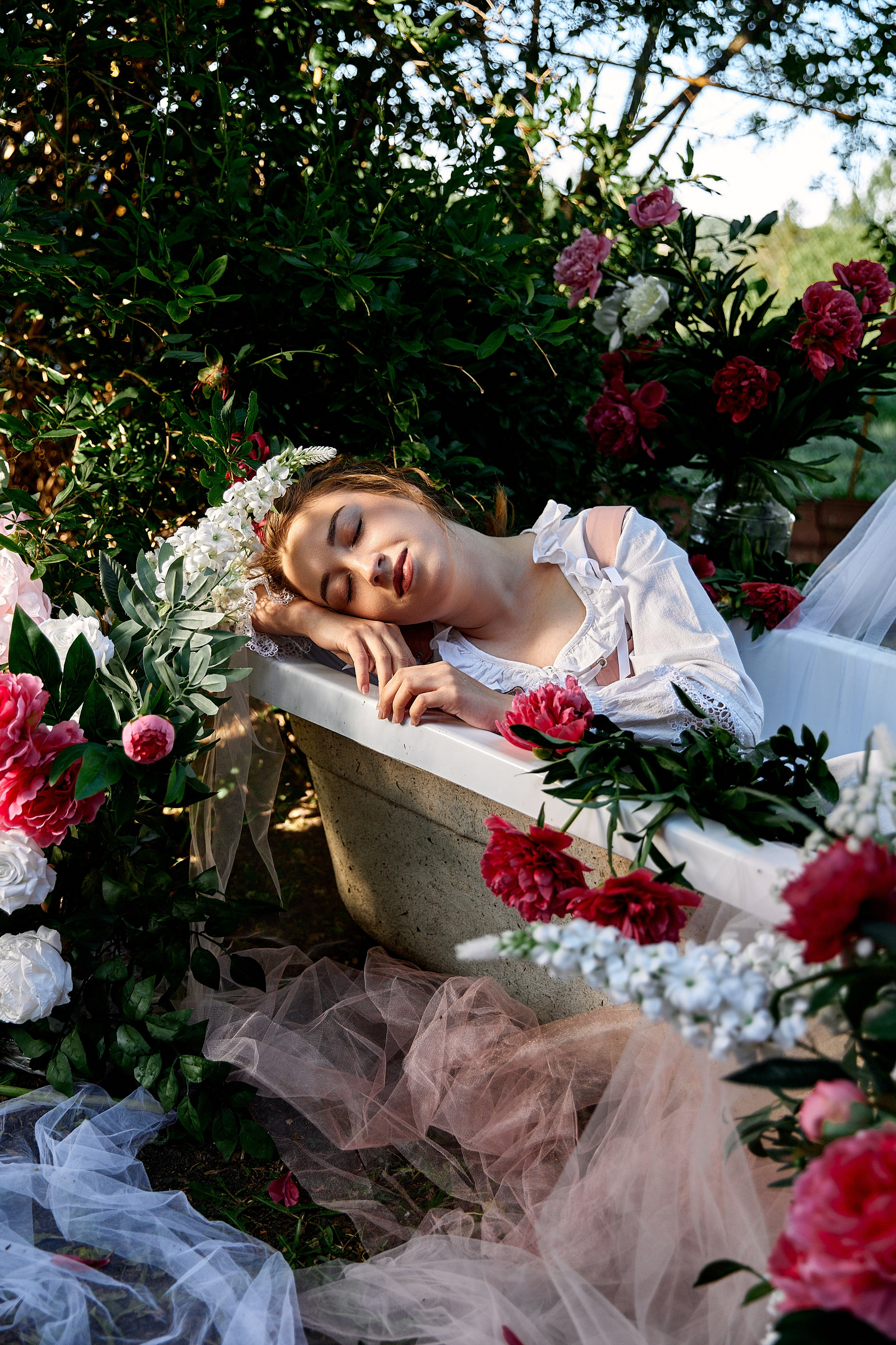 Фотосессия с пионами на улице. Свадебный, контент фотограф в Кемерово Любовь Гальцова