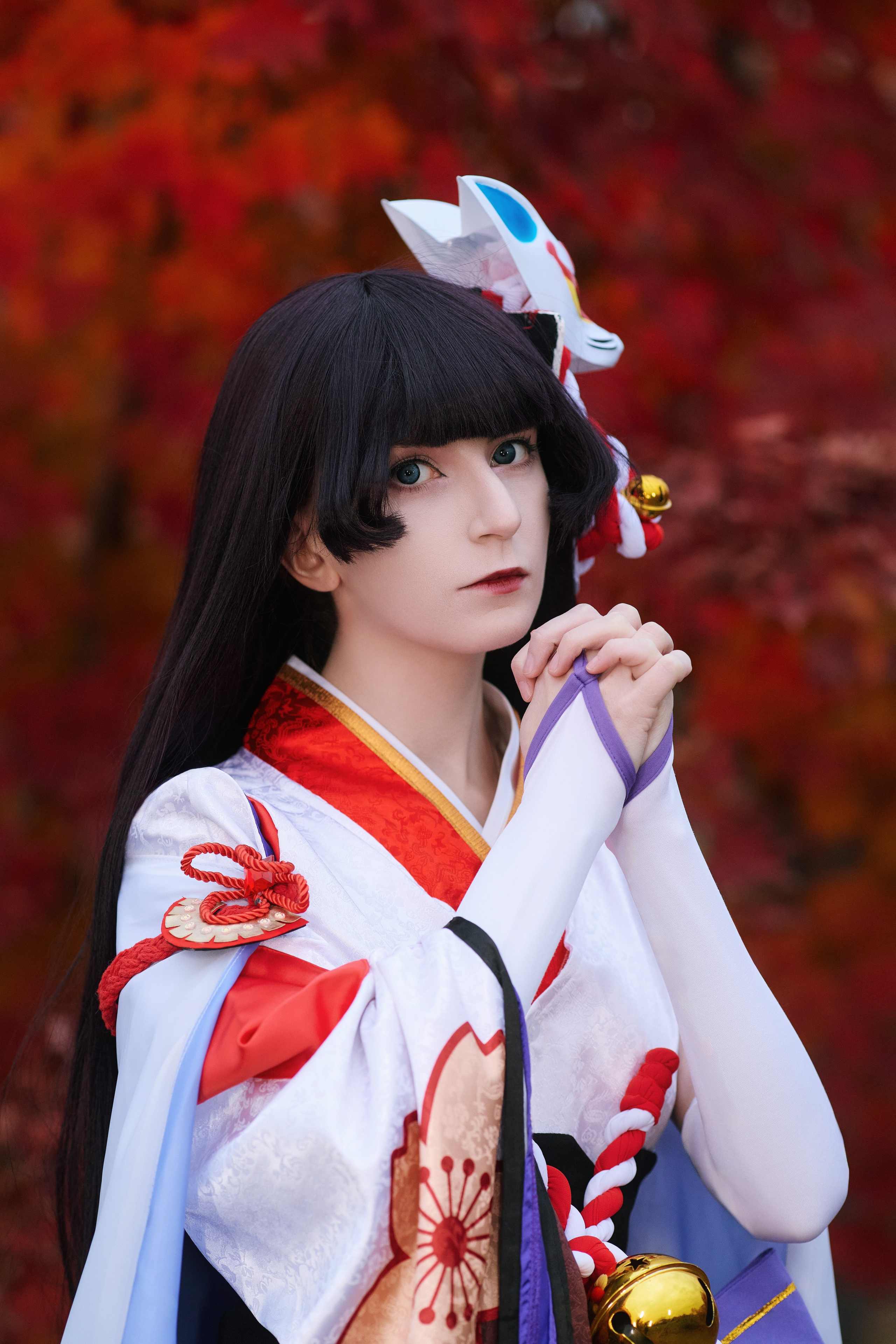 Косплей на Хэллоуин - Юки-онна на фоне алых осенних листьев