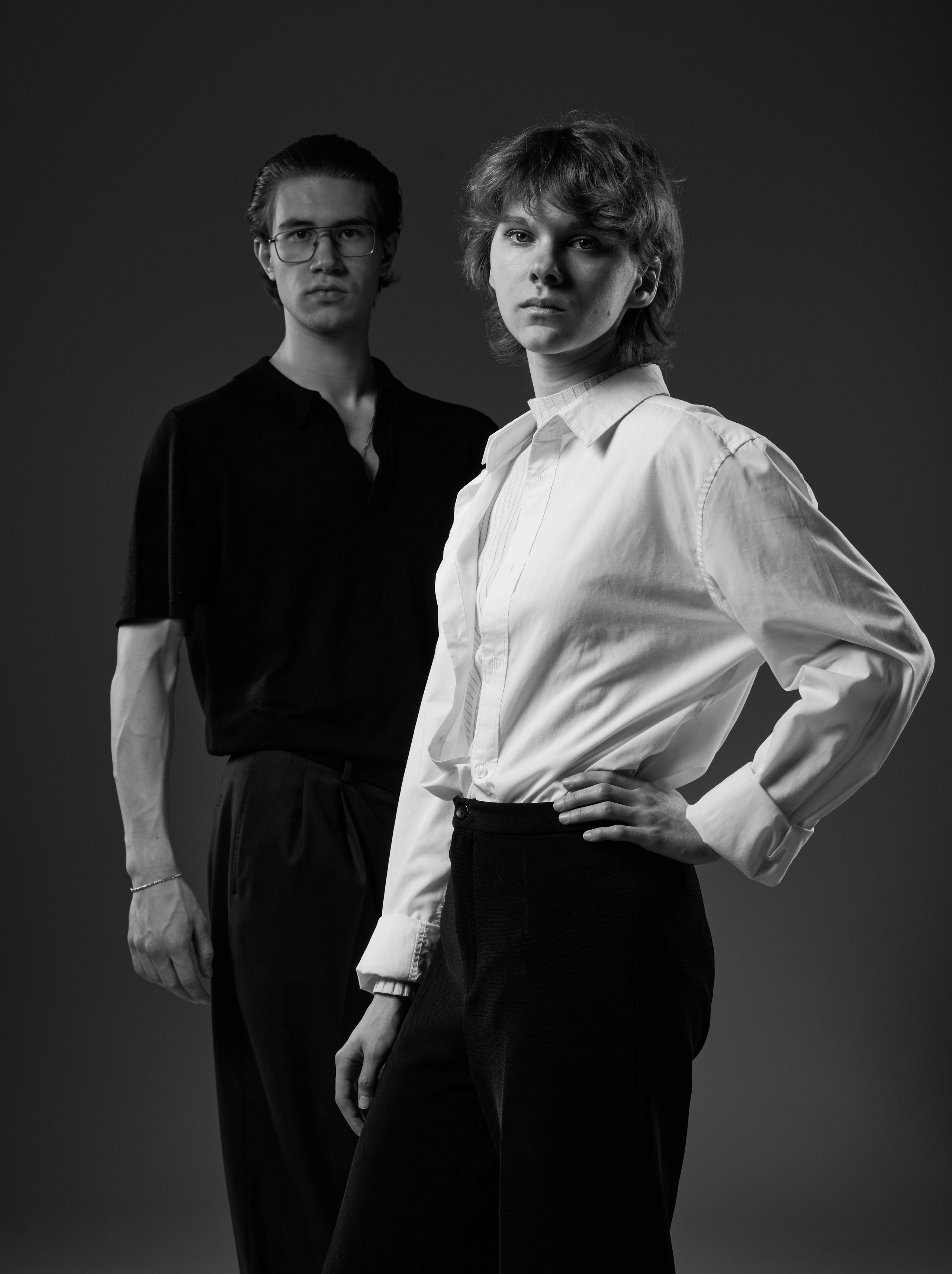 Чёрно-белый портрет с выразительным светотеневым рисунком, подчёркивающий черты лица и эмоции модели. Фотограф: Ожерельев Лев. Модель: Наталия Гончарова