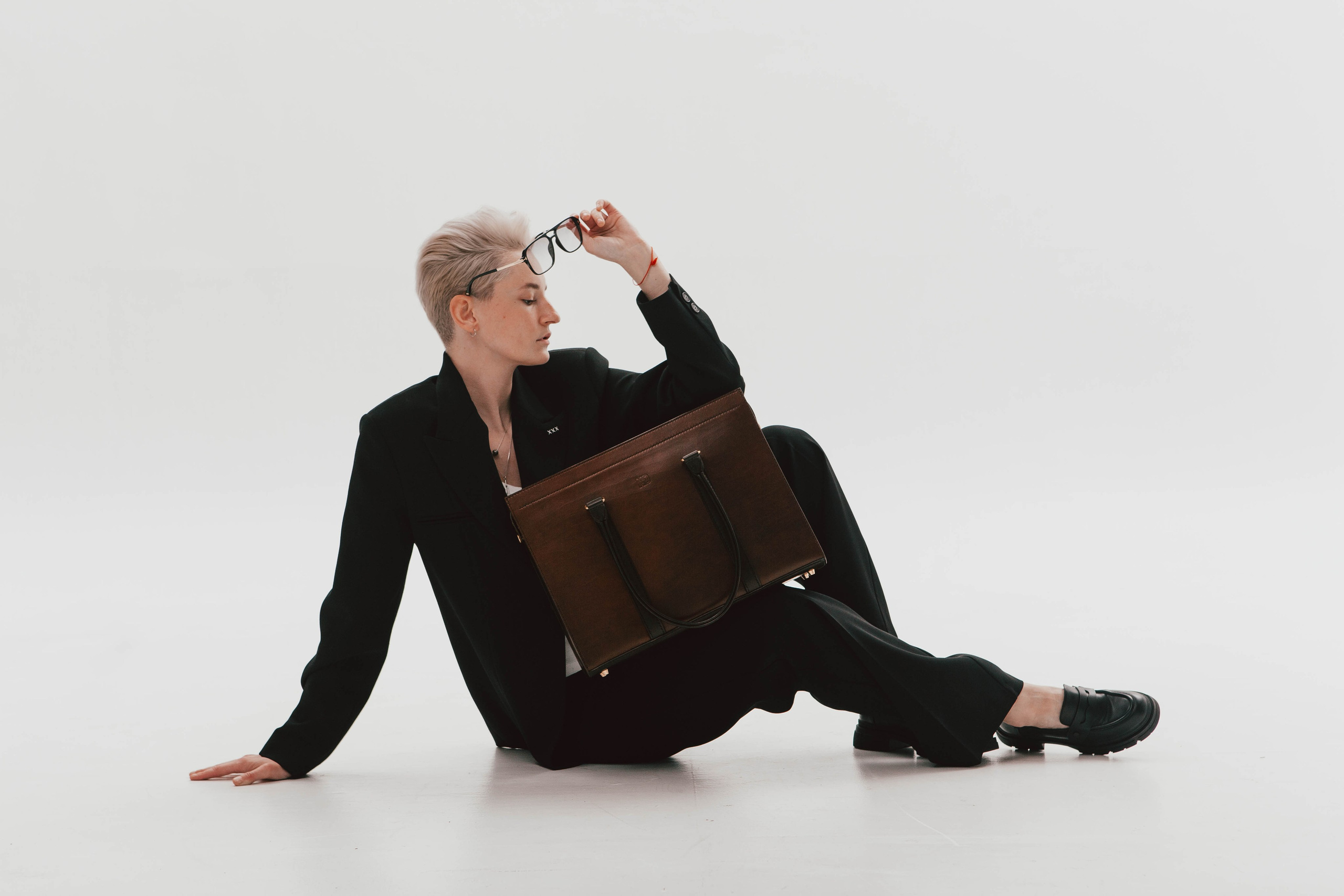 Анна Гречаная и изделие Дана Настаса 💼. Фотограф Ольга Крукле