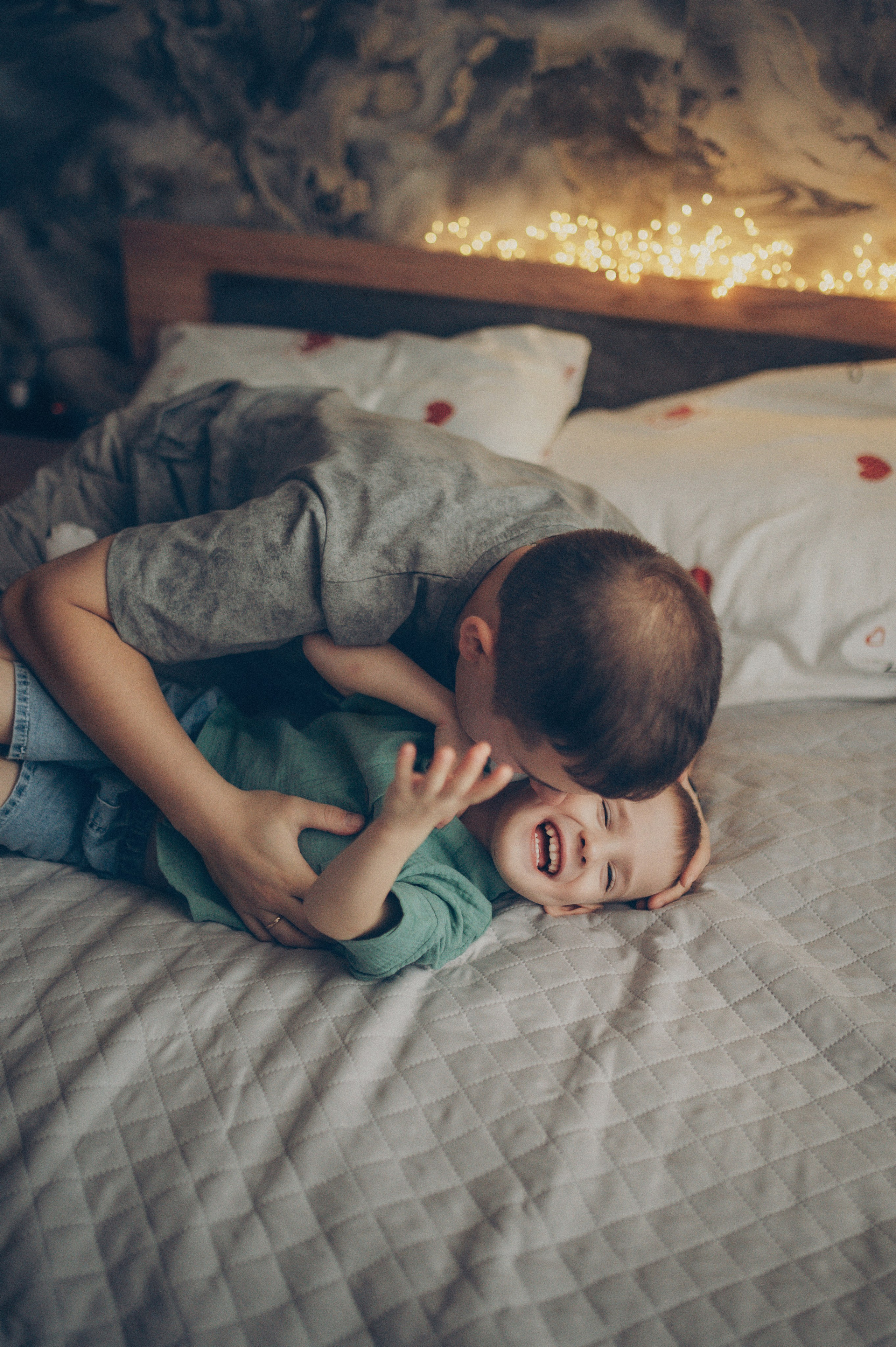 Миша и Тимофей (новогодняя домашняя). Фотограф, г. Лесной Свердловской области