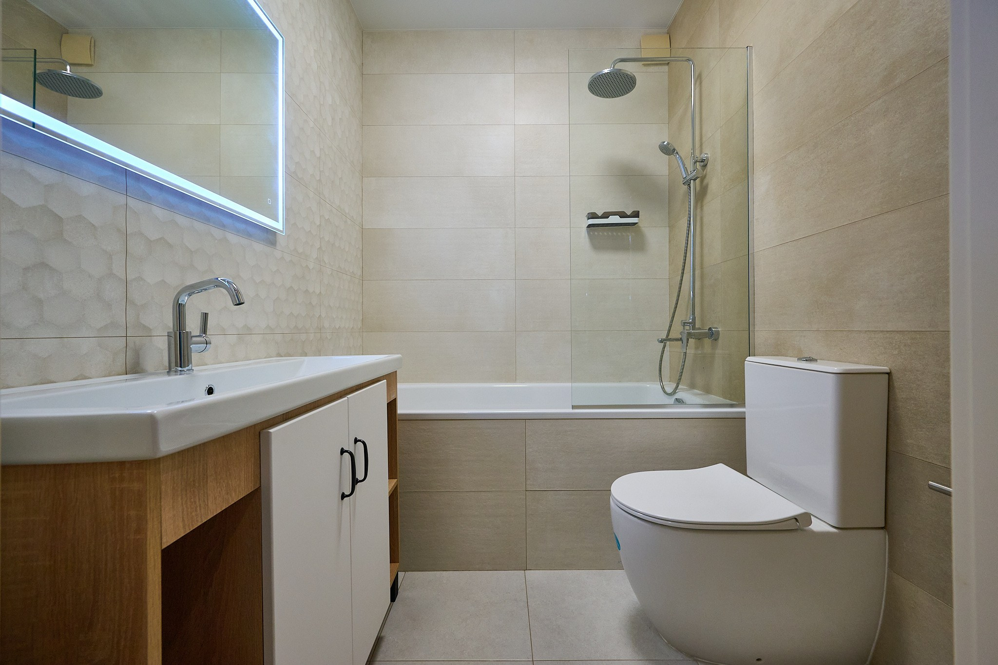 ванная в светлых тоннах белый туалет зеркало со светом и белыми плитками 