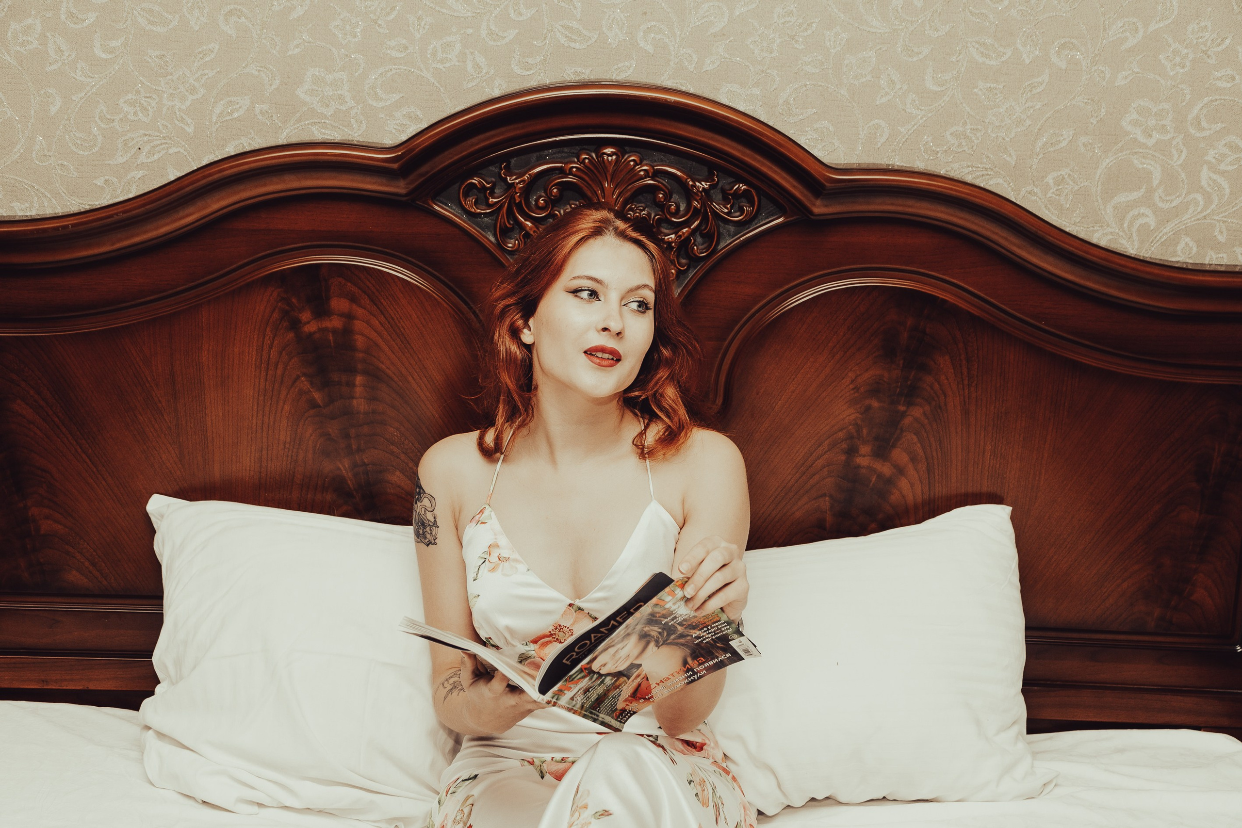 Фотосессия в отеле красивая рыжая девушка