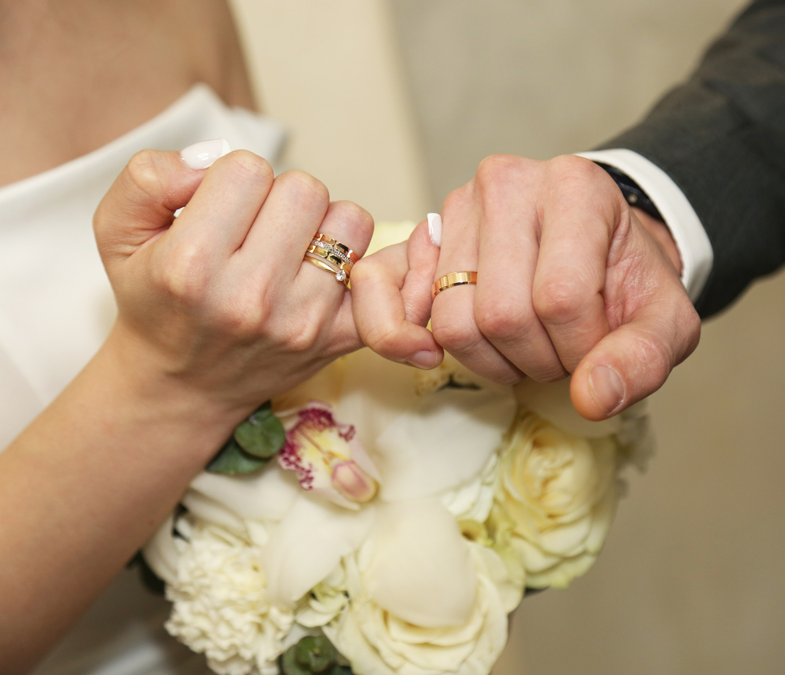 Свадебная фотосессия Николая и Надежды в Кутузовском ЗАГСе в Москве. Фотосессия в студии в Москве от профессионального фотографа услуги по доступным ценам