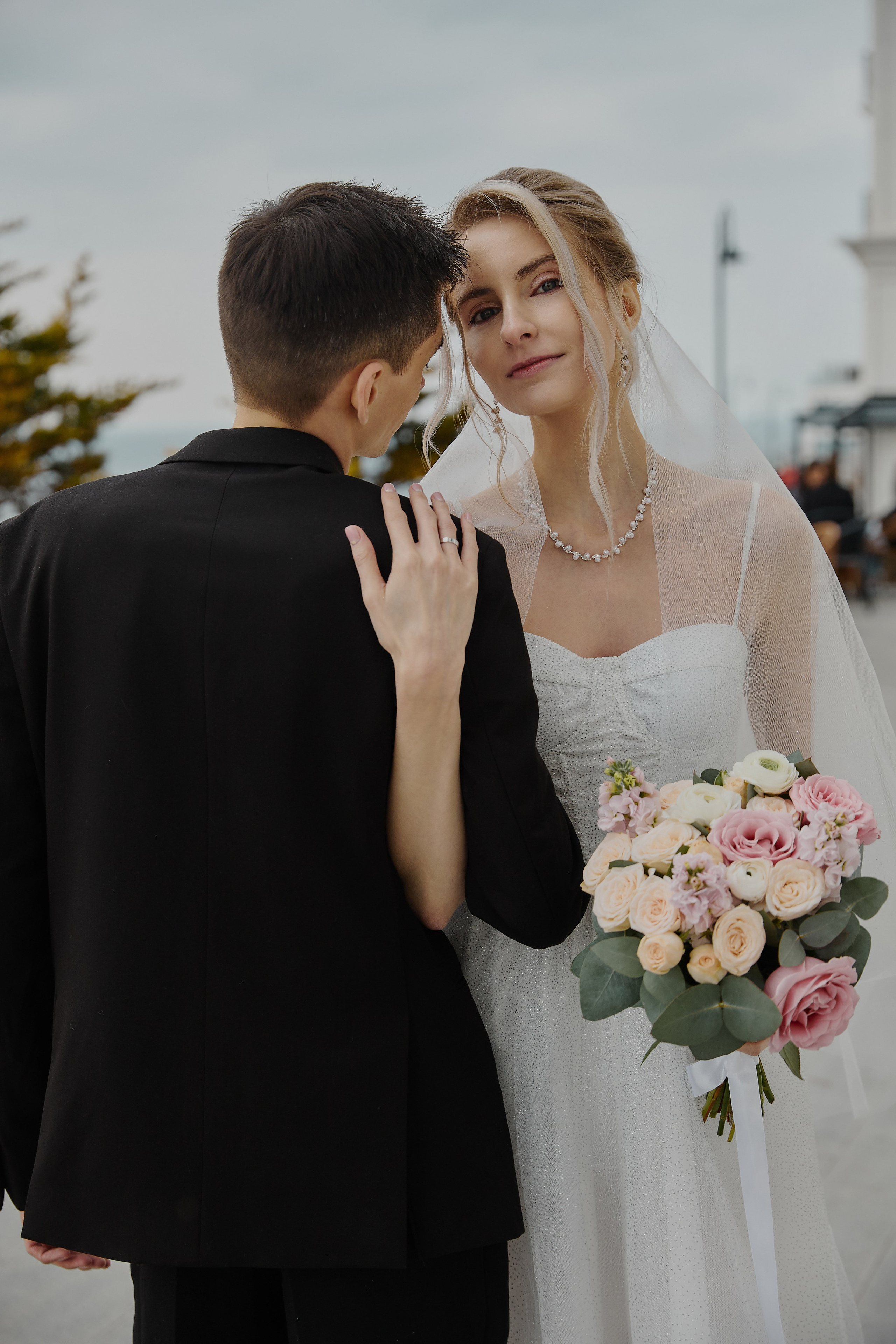 Свадебная фотосессия на белой набережной города Анапа