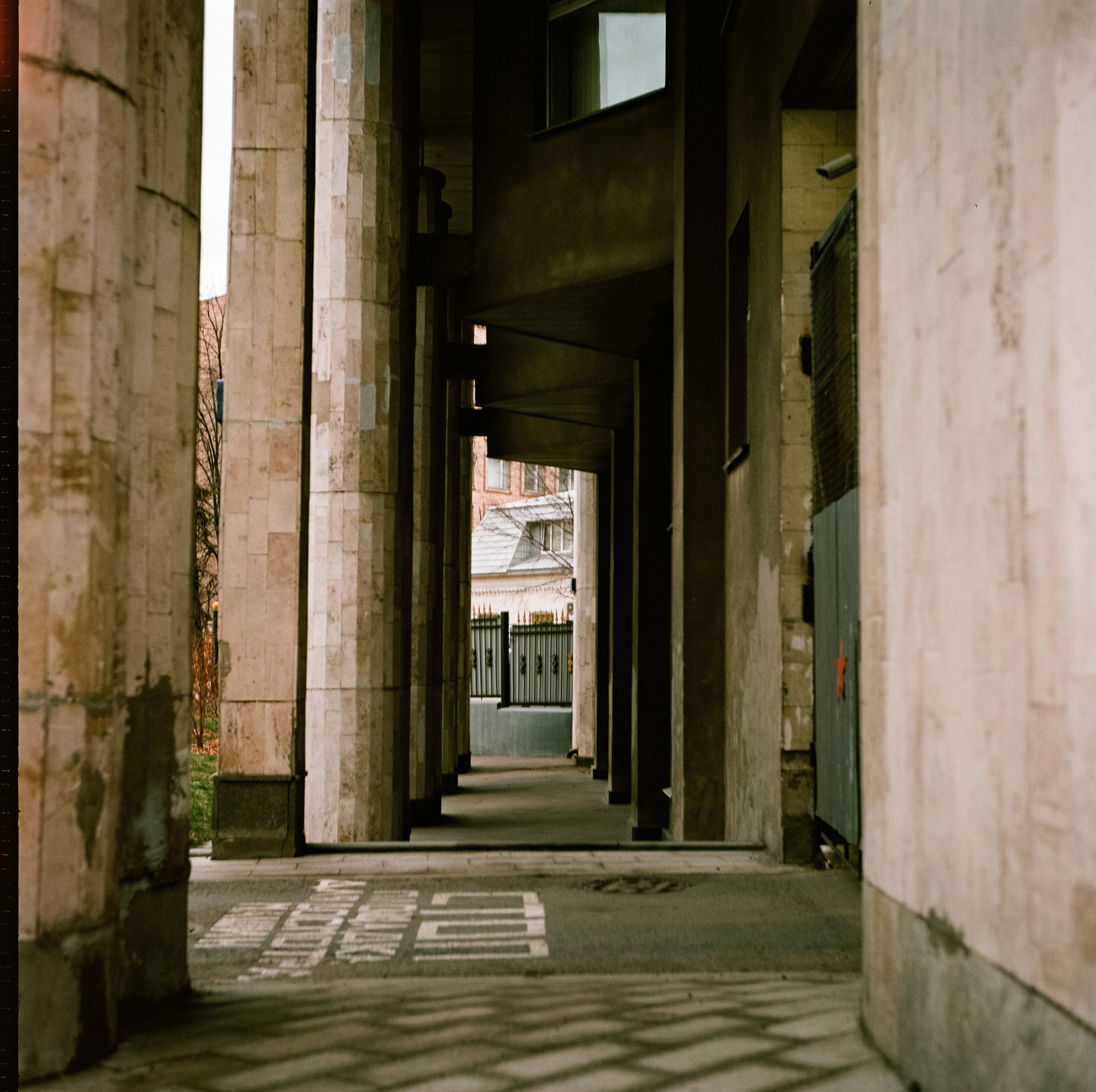 Koniflex / Kodak Aerocolor IV 125 / Благовещенский пер. / апрель 2024