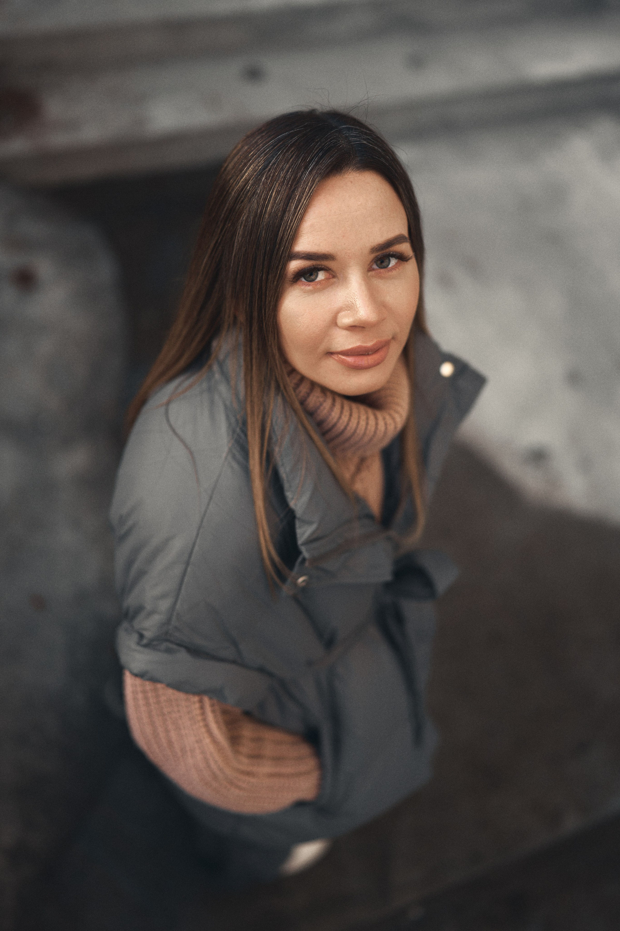 креативный женский портрет в городе