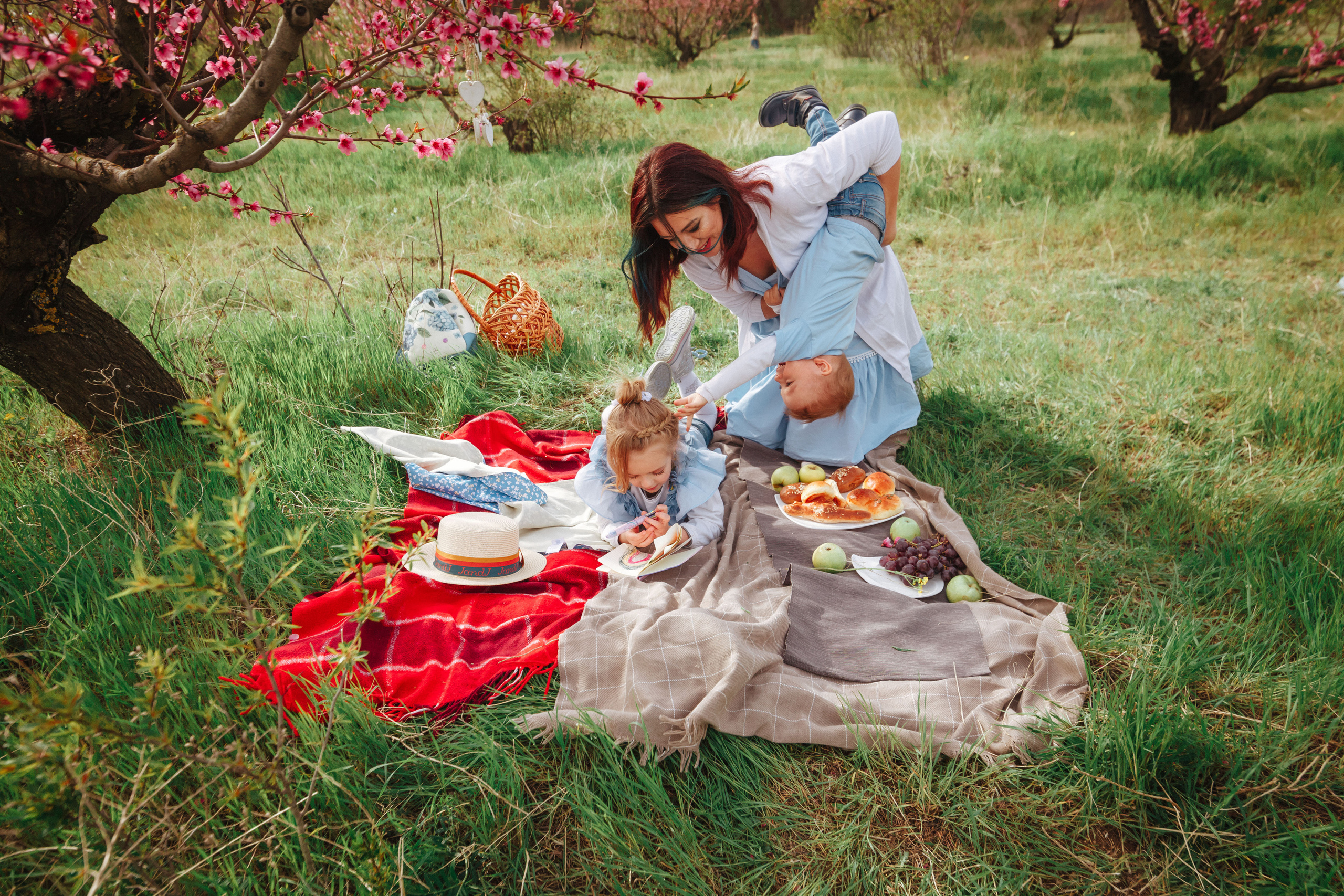 Пикник в персиковом саду. Χελιδόνι Семейный и церковный фотограф в Крыму и Симферополе Валерия Г