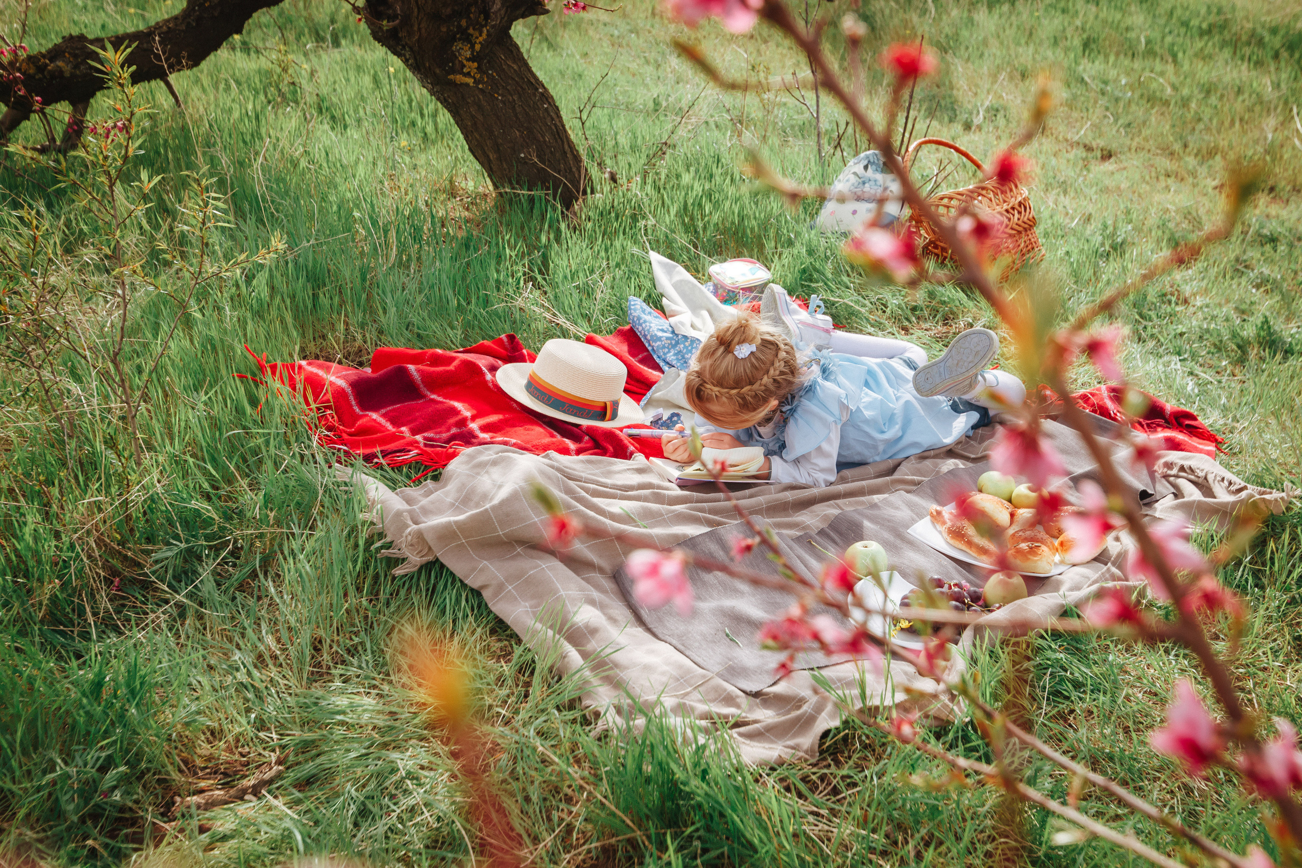 Пикник в персиковом саду. Χελιδόνι Семейный и церковный фотограф в Крыму и Симферополе Валерия Г