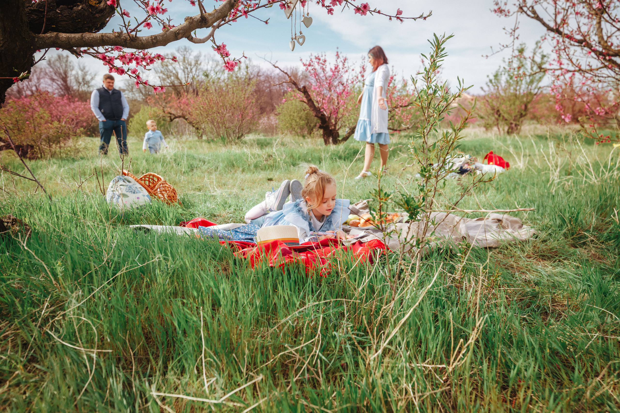 Пикник в персиковом саду. Χελιδόνι Семейный и церковный фотограф в Крыму и Симферополе Валерия Г