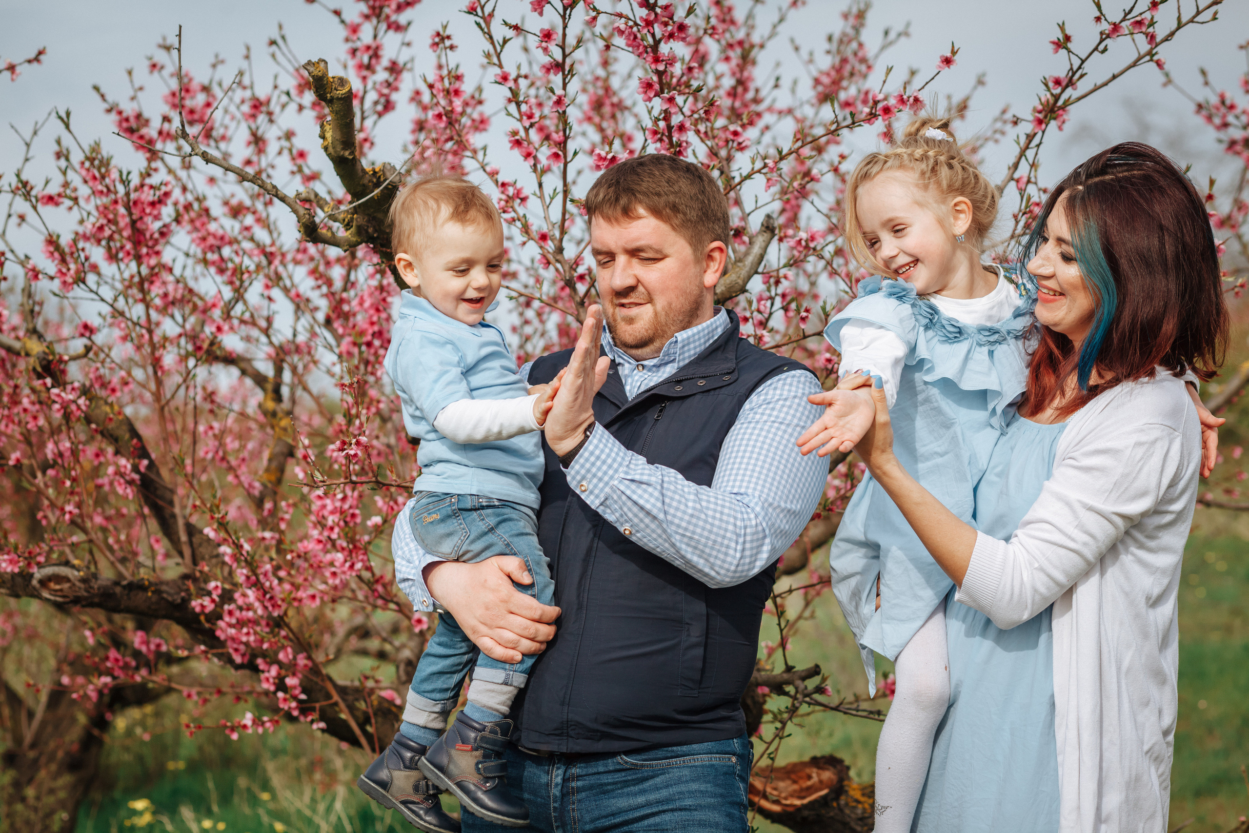 Пикник в персиковом саду. Χελιδόνι Семейный и церковный фотограф в Крыму и Симферополе Валерия Г